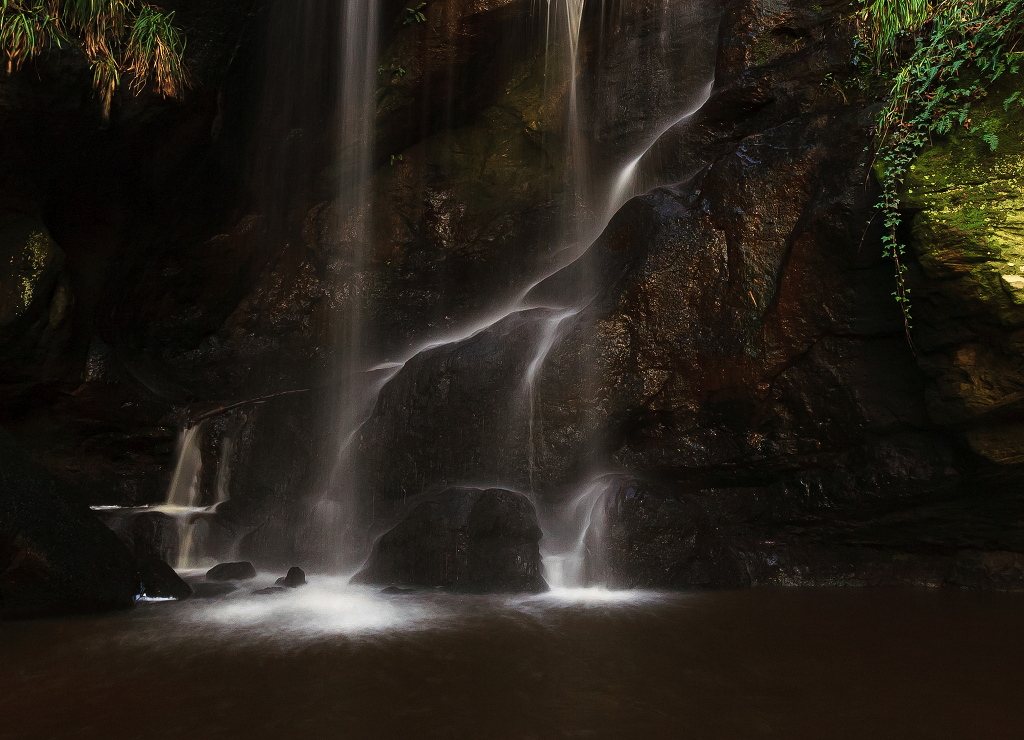 Canon EF 16-35mm F4L IS USM sample photo. Roughtling linn waterfall. photography