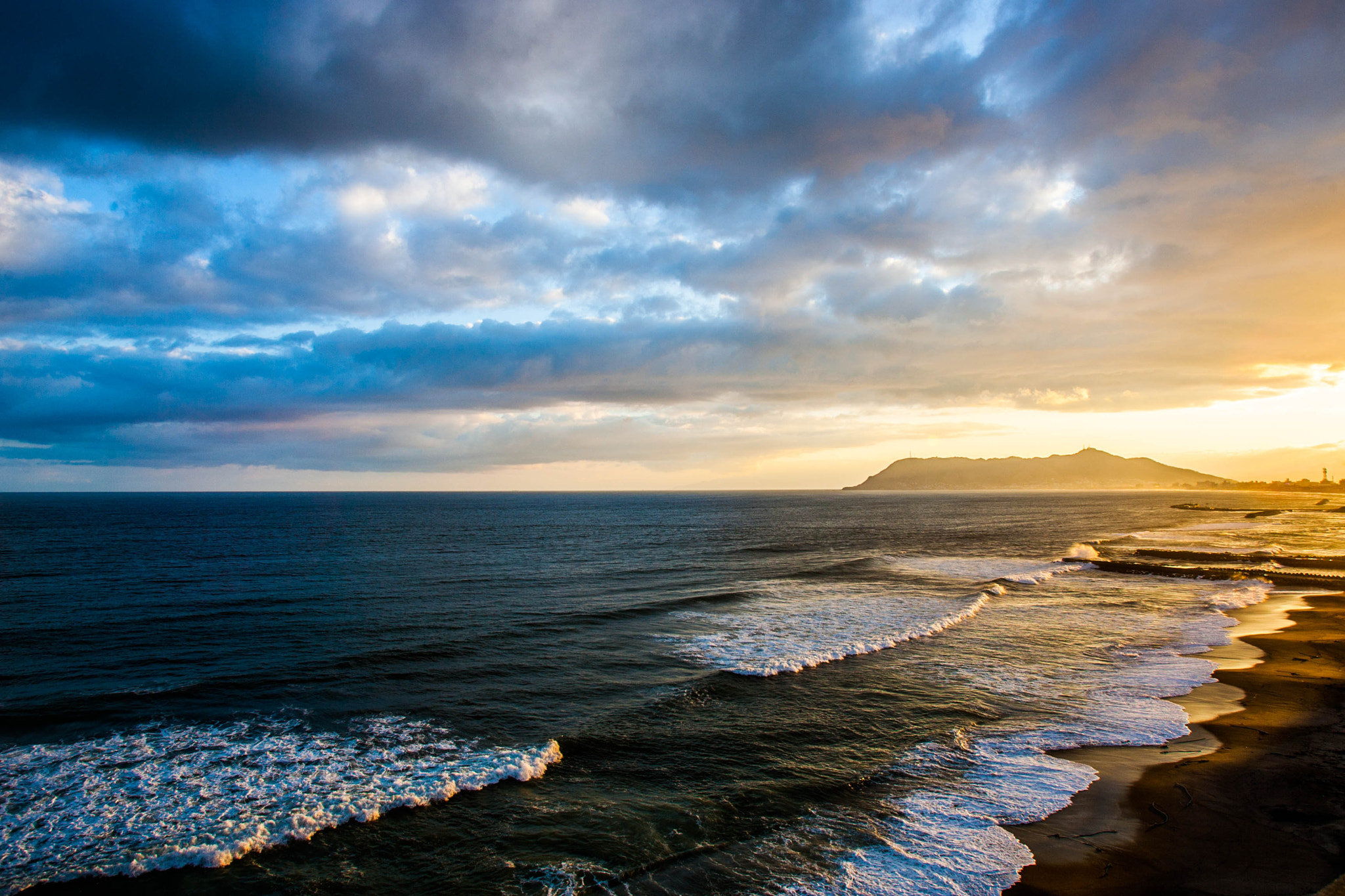 Canon EOS-1D Mark II + Canon EF 16-35mm F2.8L USM sample photo. Daylight fades, mount hakodate photography