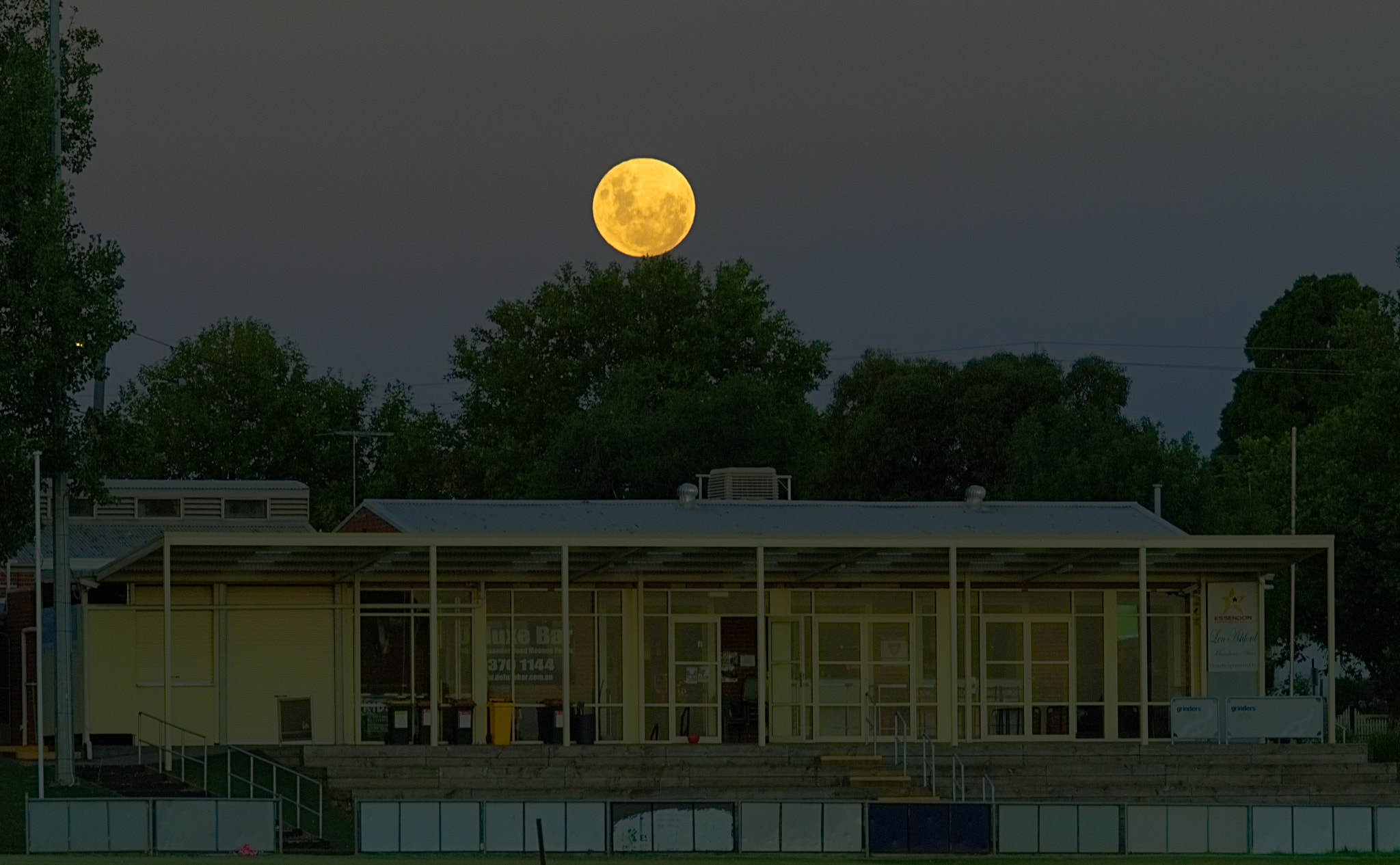 Olympus OM-D E-M10 + Olympus M.Zuiko Digital ED 40-150mm F2.8 Pro sample photo. Full moon rising photography