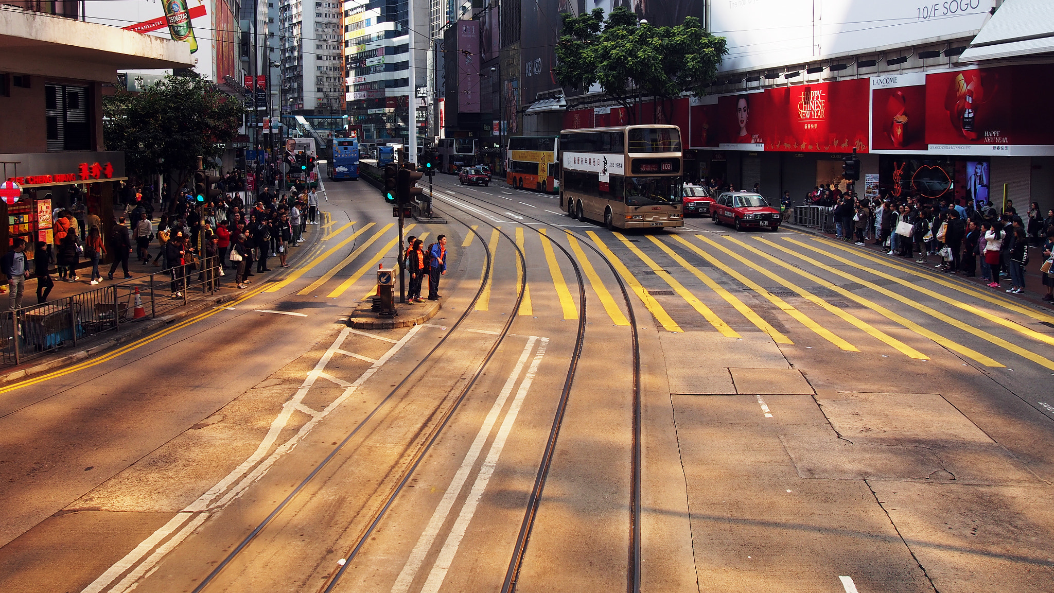 Olympus M.Zuiko Digital 14-42mm F3.5-5.6 II R sample photo. Causeway bay crossroad photography