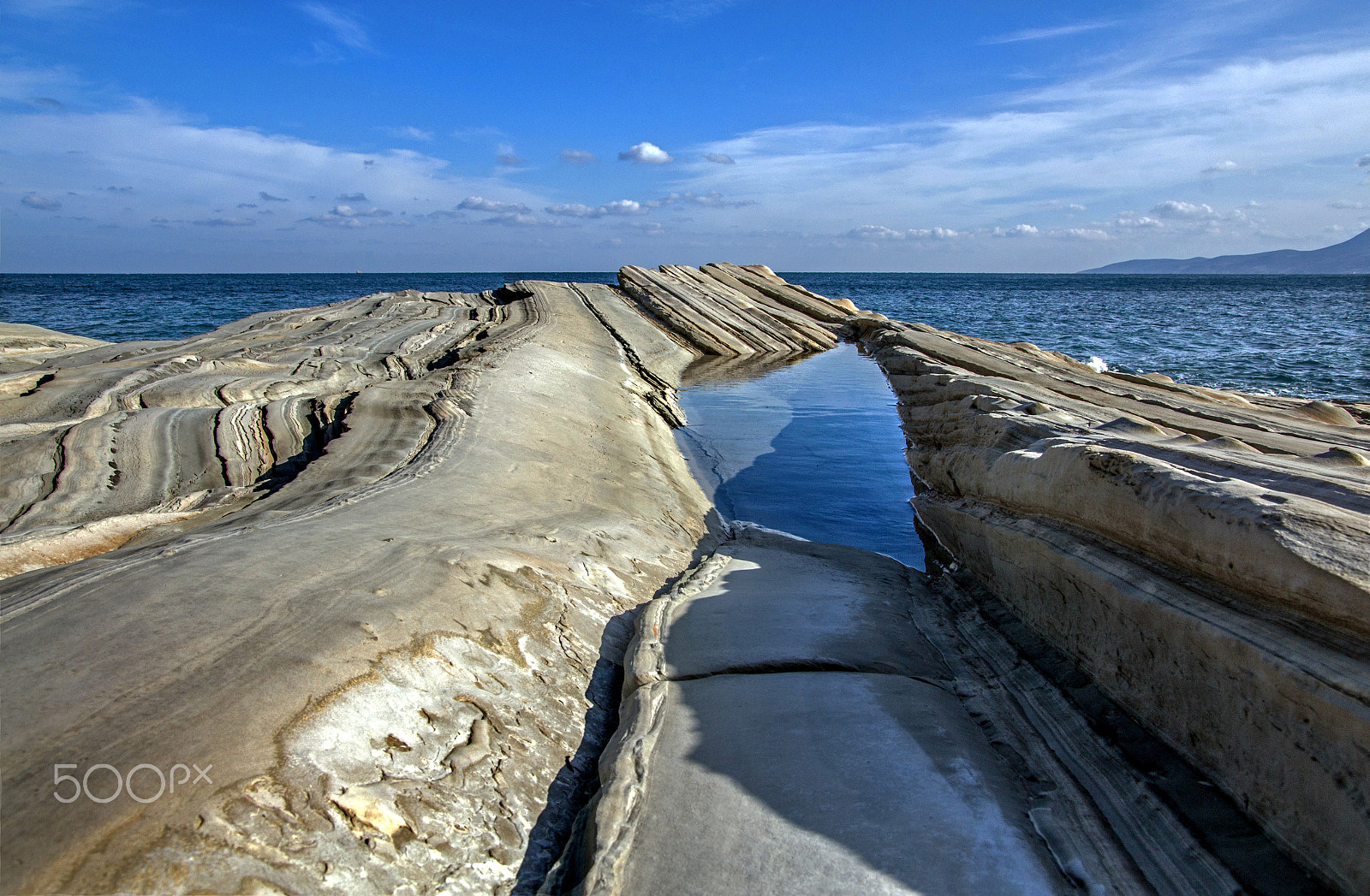 Canon EOS 650D (EOS Rebel T4i / EOS Kiss X6i) + Sigma 18-50mm f/2.8 Macro sample photo. Reflection in the rock, greece photography