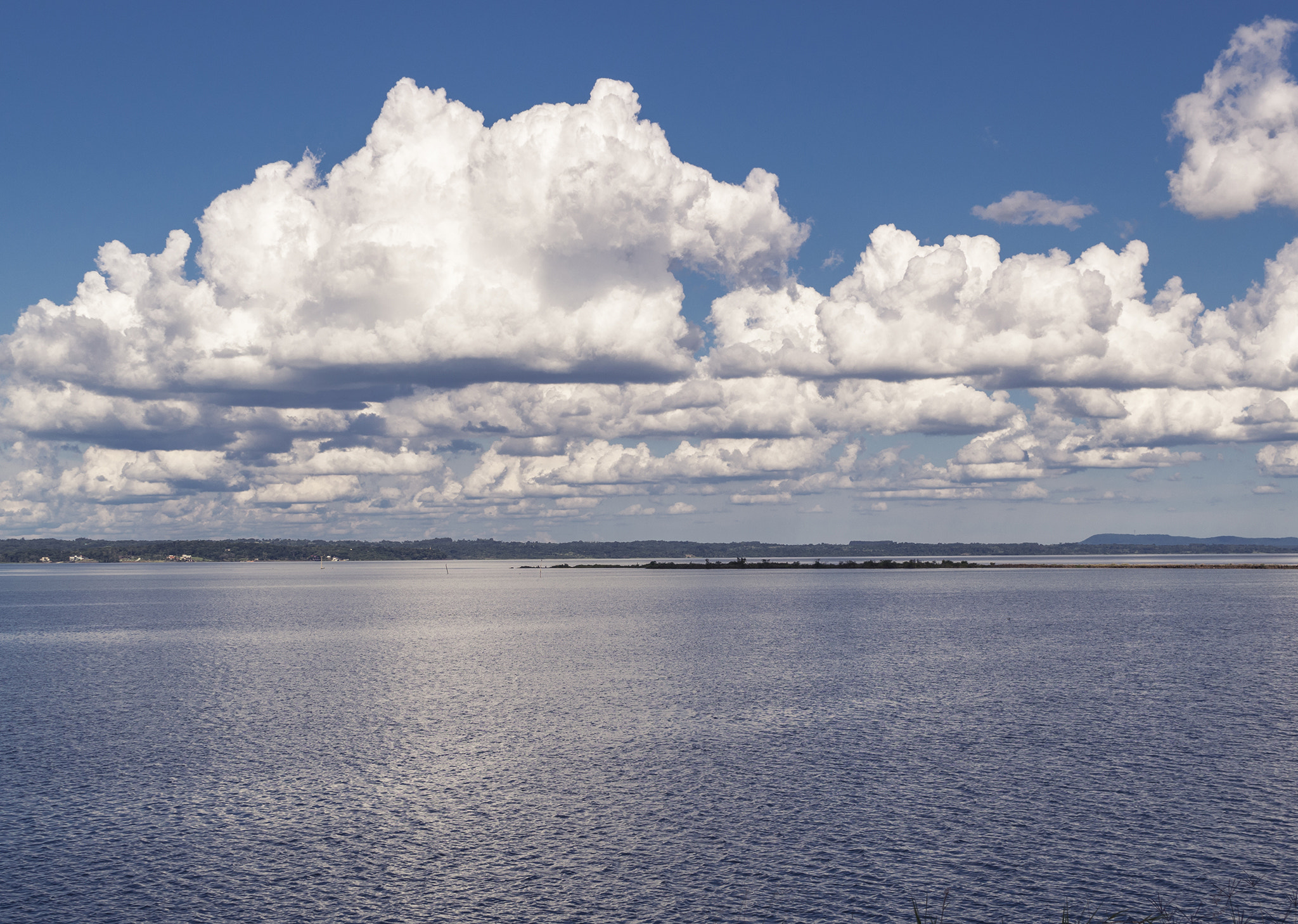 Olympus OM-D E-M10 II + Sigma 30mm F2.8 DN Art sample photo. Las nubes y el río... photography