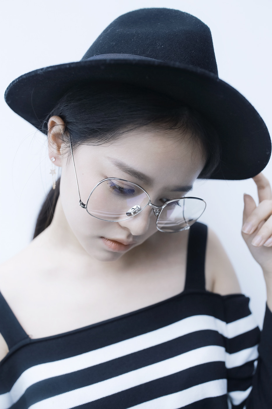 Canon EOS 6D + Canon EF 35mm F1.4L II USM sample photo. Shoot for glasses& earrings photography
