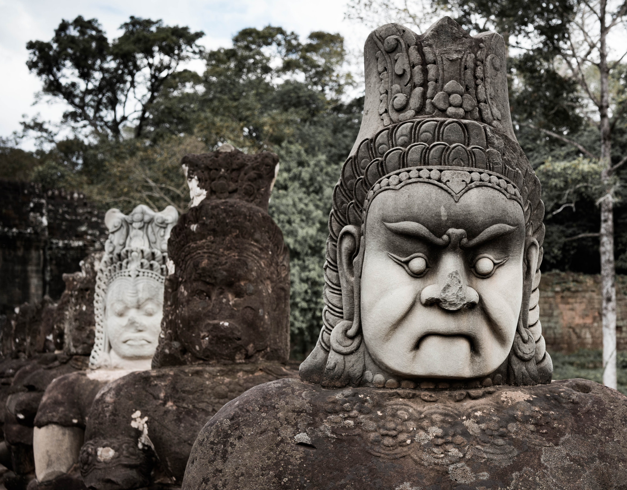 Sony a7R II + Sony Sonnar T* FE 35mm F2.8 ZA sample photo. Statue head cambodia photography
