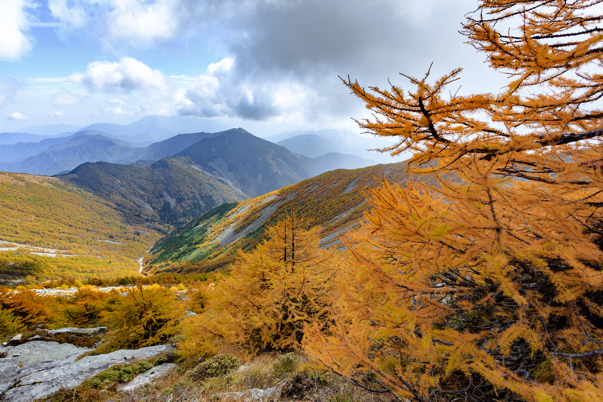 Canon EOS 5DS + Canon EF 17-40mm F4L USM sample photo. Mount taibai in autumn photography