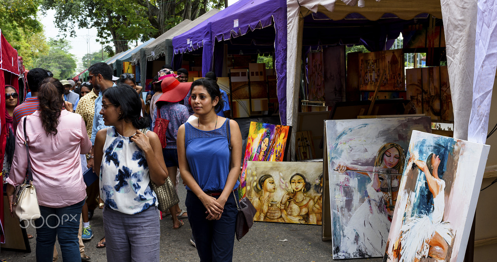 Nikon AF-S Nikkor 35mm F1.8G ED sample photo. Two girls at kala pola art fair in colombo sri lanka photography