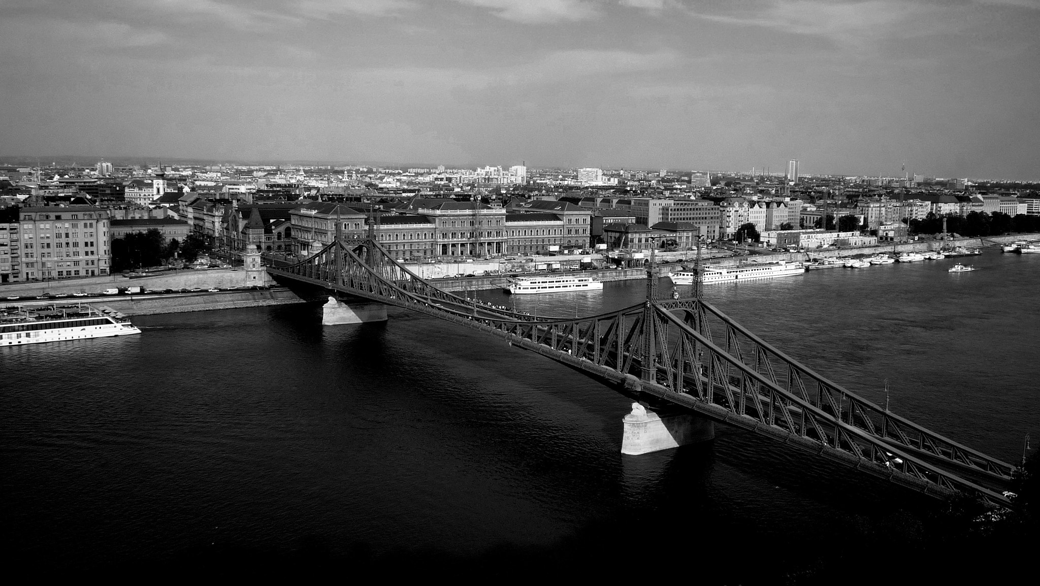 Panasonic DMC-LZ10 sample photo. Budapest bridge photography