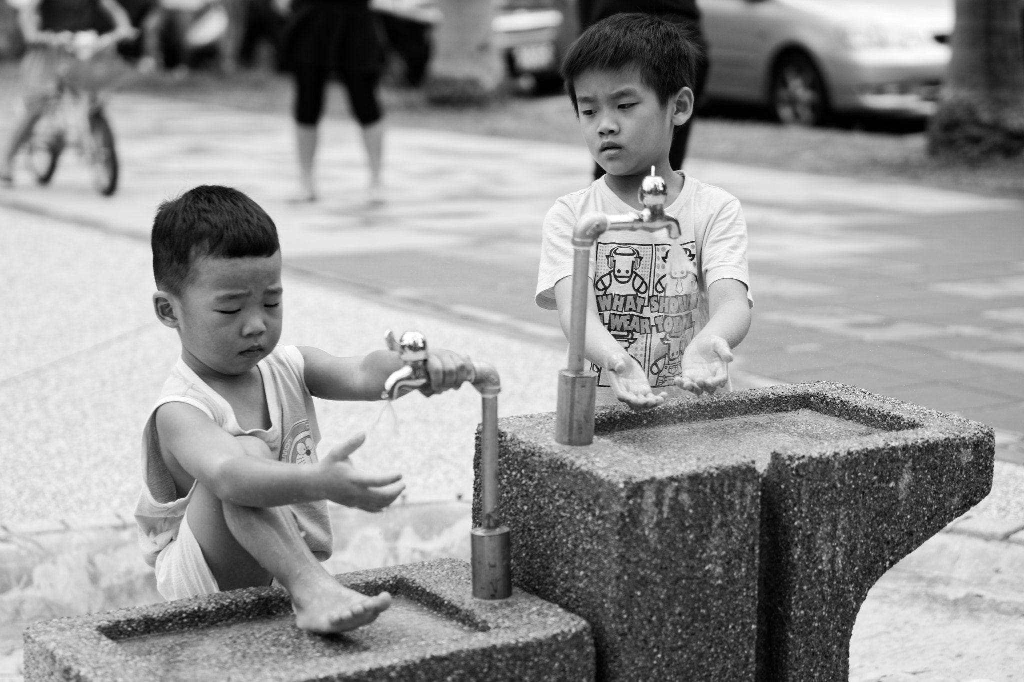 Sony a6300 + Sony Sonnar T* FE 55mm F1.8 ZA sample photo. Street handwasher photography