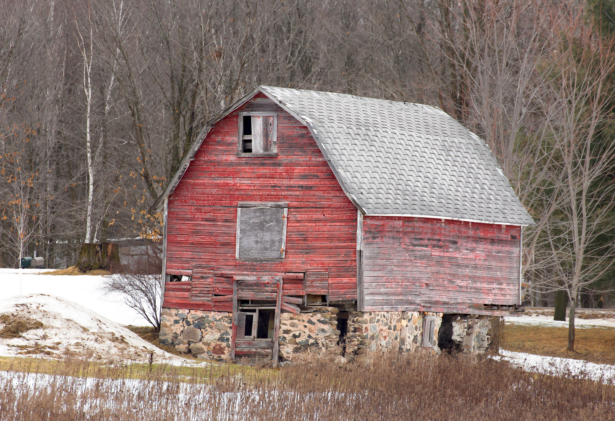 Tamron SP 35mm F1.8 Di VC USD sample photo. Aging distressed barn in winter photography