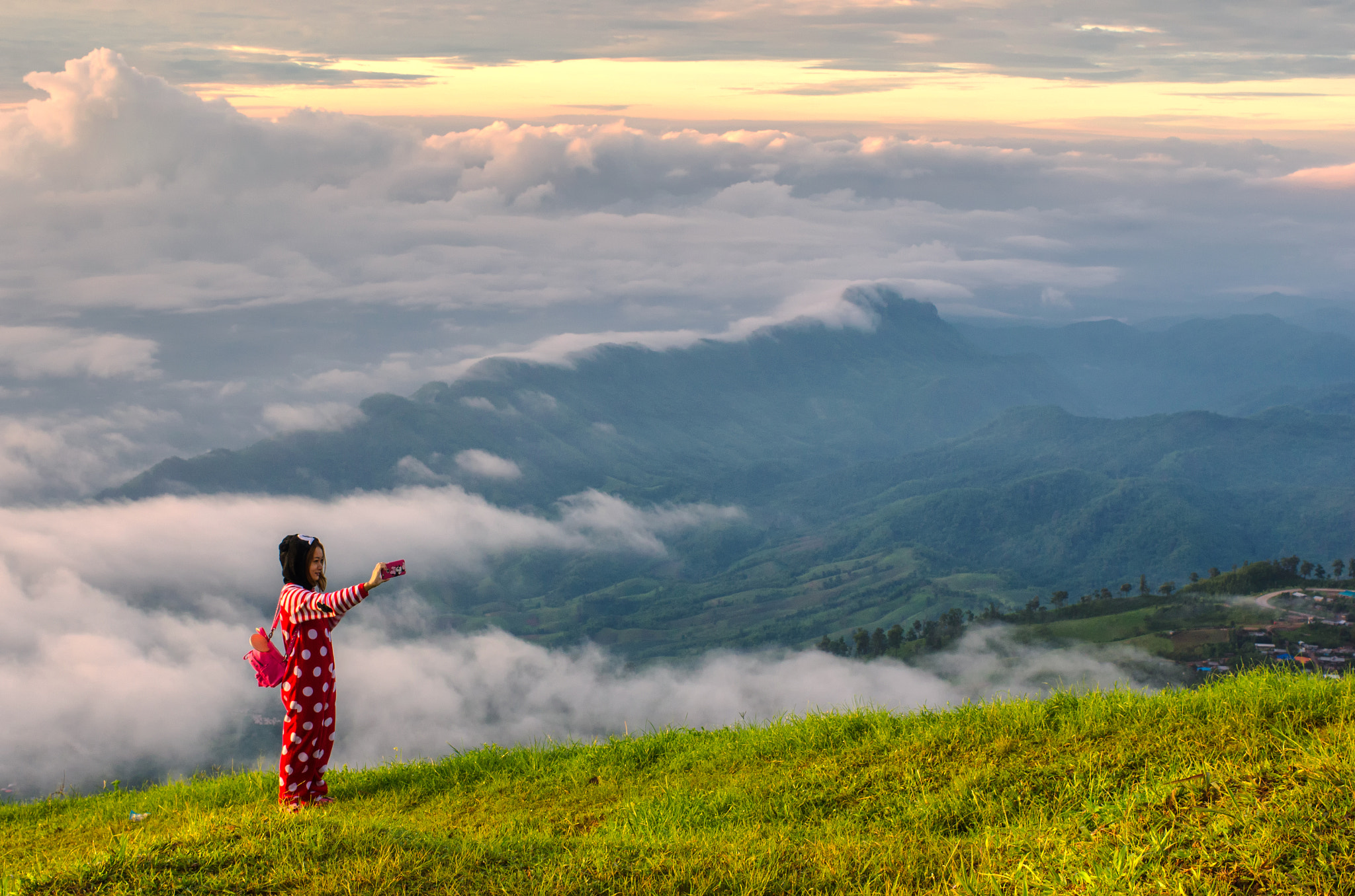 Nikon D7000 + Nikon AF-S Nikkor 35mm F1.4G sample photo. Wonderful moment photography