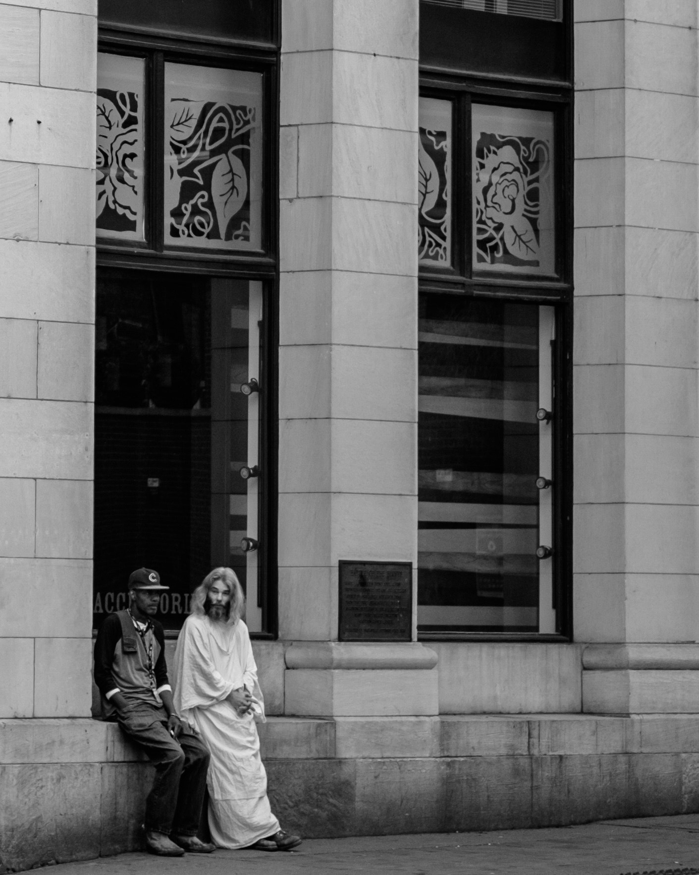 Fujifilm X-E2S + Fujifilm XF 56mm F1.2 R sample photo. Having a conversation photography