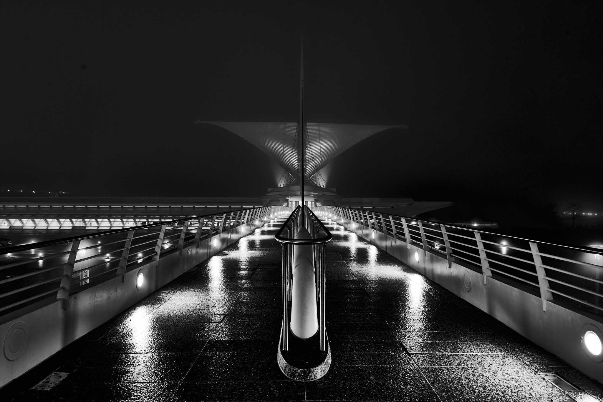 Nikon PC-E Nikkor 24mm F3.5D ED Tilt-Shift sample photo. Milwaukee art museum in the rain photography