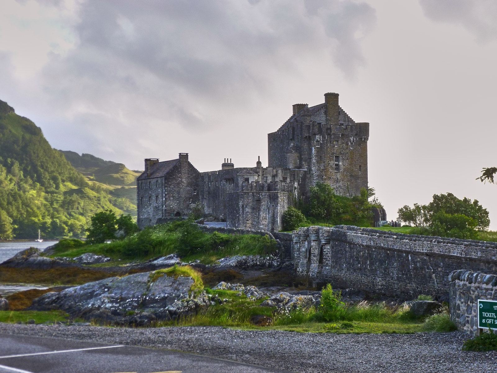 Panasonic DMC-SZ1 sample photo. Eilan donan castle photography