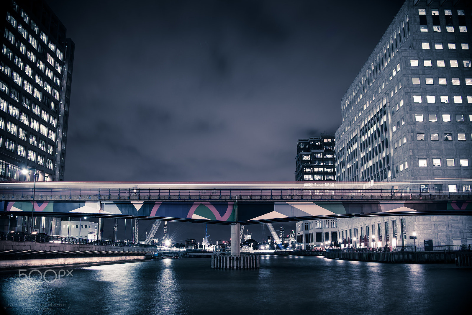 Nikon D800 + Nikon AF-S DX Nikkor 35mm F1.8G sample photo. Canary wharf photography