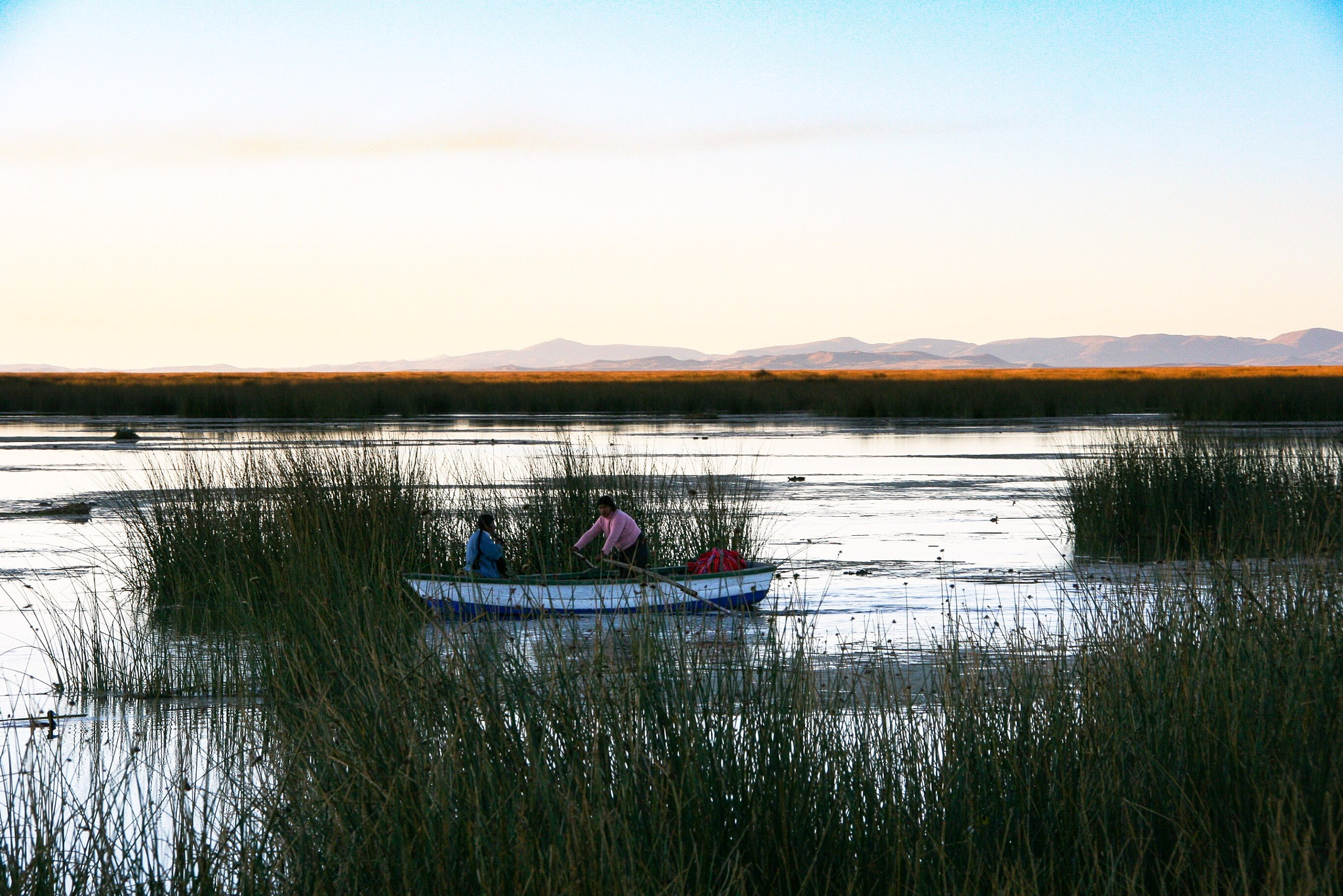 Canon EOS 400D (EOS Digital Rebel XTi / EOS Kiss Digital X) sample photo. Getting closer to the floating islands of the uros in lago titicaca photography