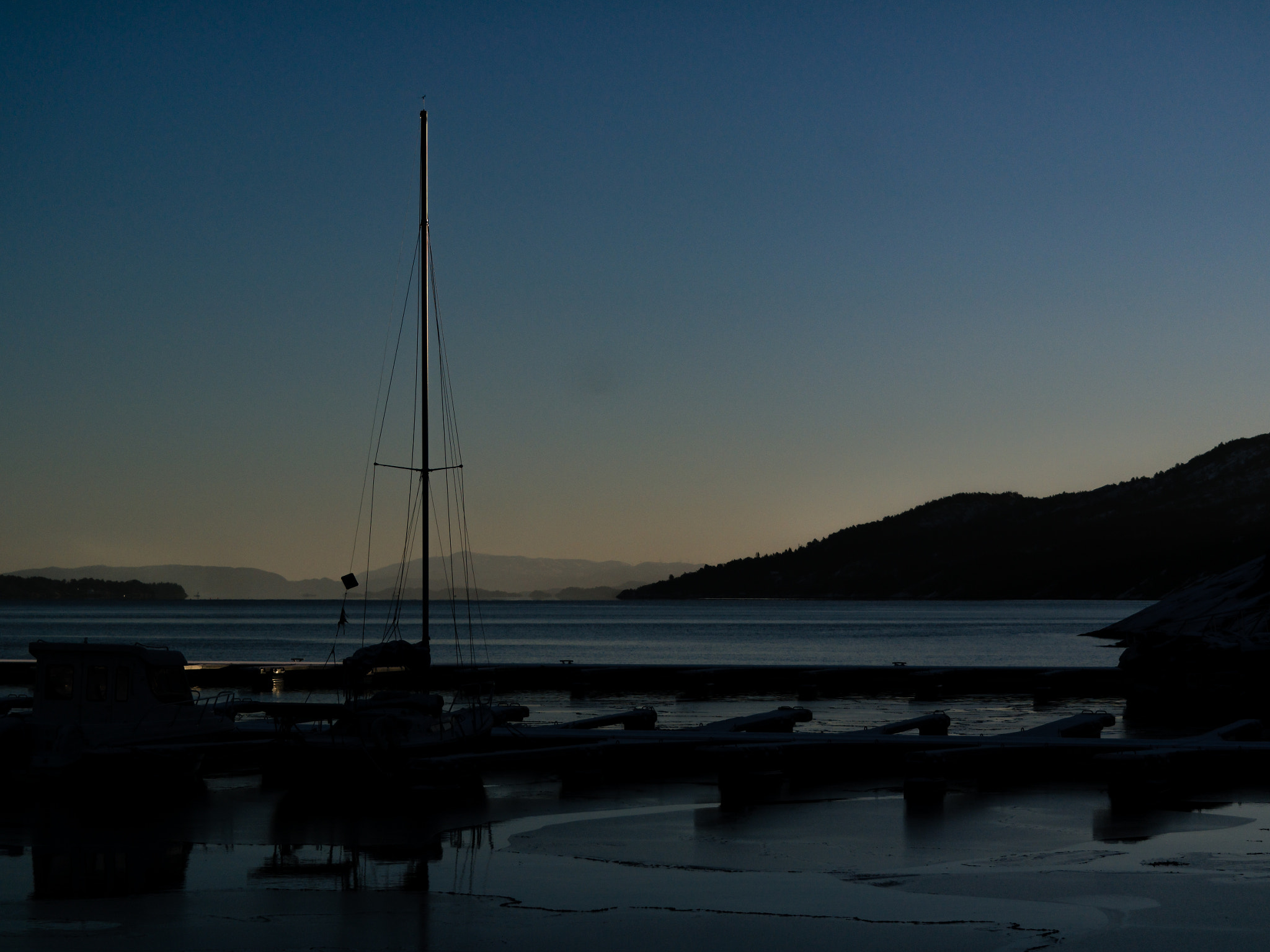 Samsung NX30 + Samsung NX 18-55mm F3.5-5.6 OIS sample photo. "marina in silhouette" photography