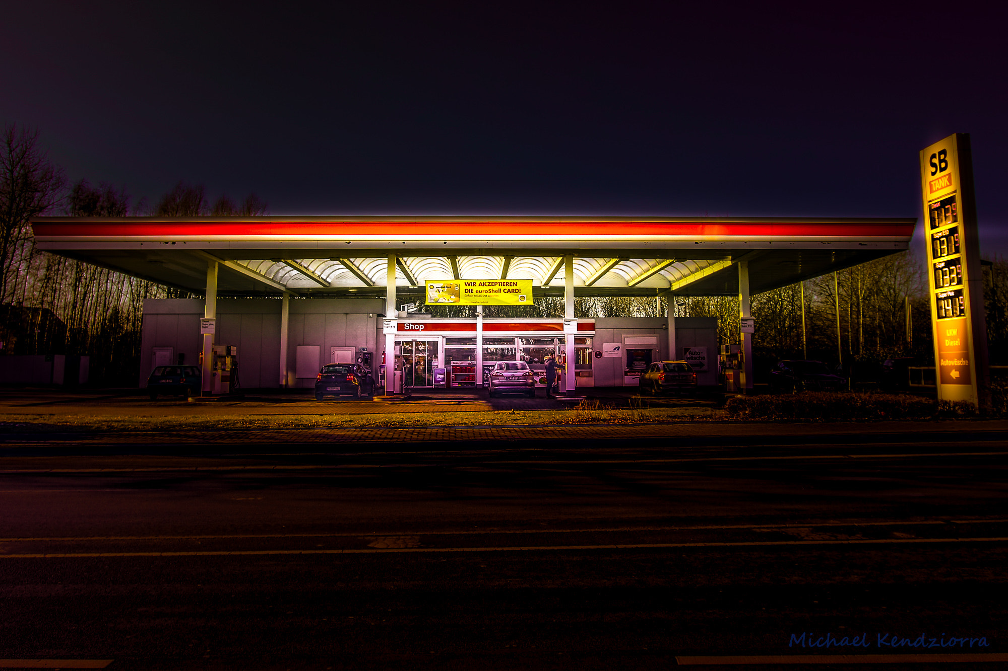 Sigma 10-20mm F3.5 EX DC HSM sample photo. Tankstelle  photography