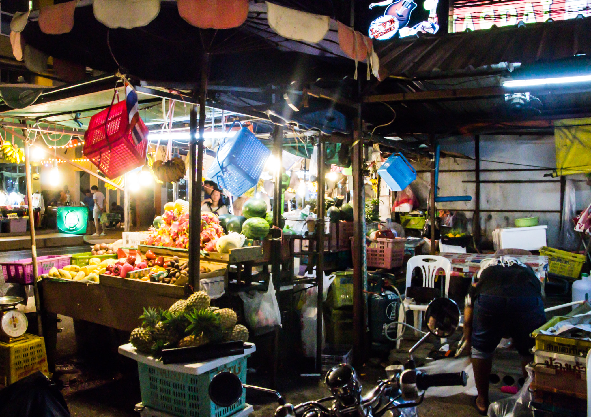 Canon EOS 1200D (EOS Rebel T5 / EOS Kiss X70 / EOS Hi) + Canon TS-E 90mm F2.8 Tilt-Shift sample photo. Thailand trip : thai's fruits shop photography