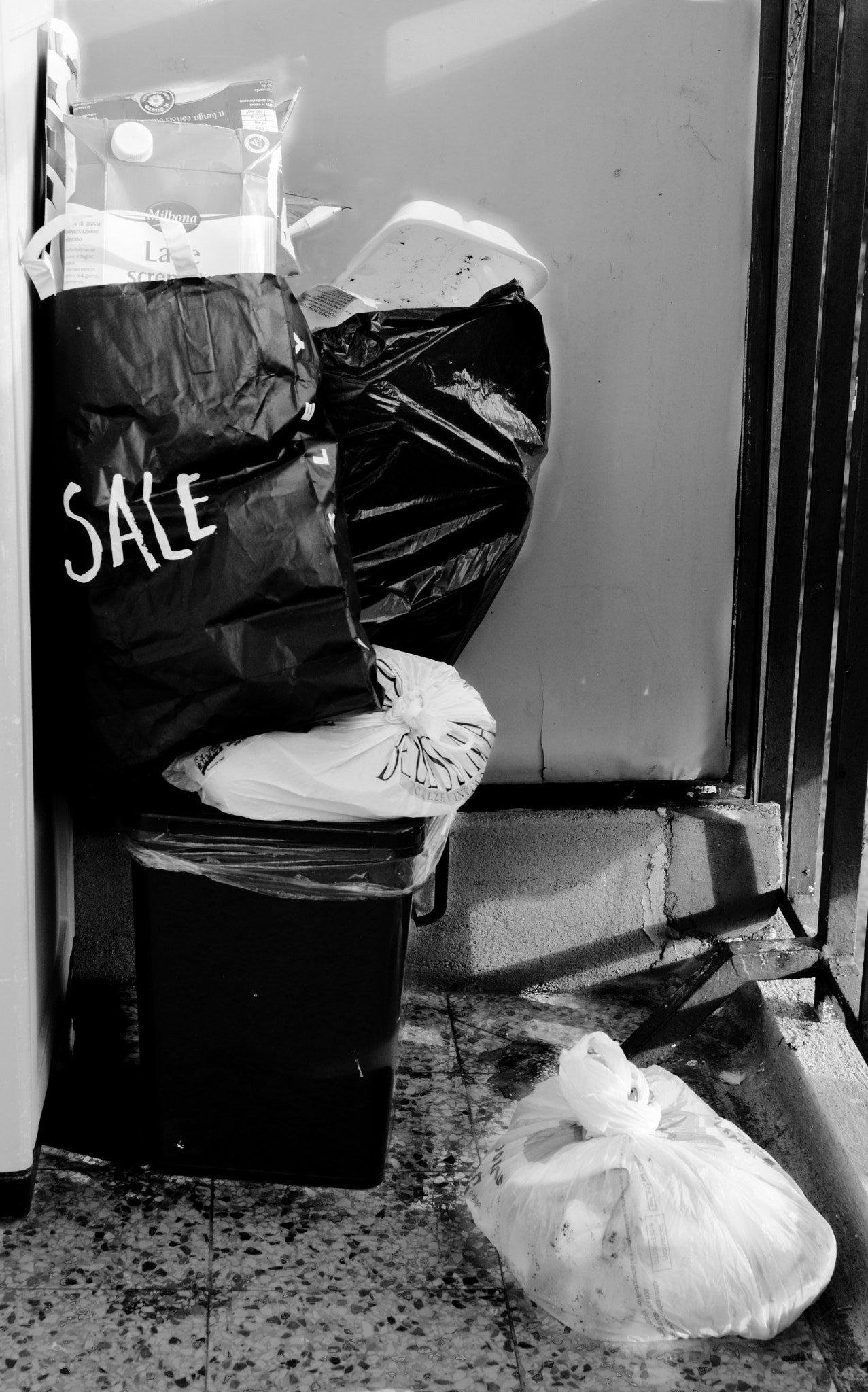Canon EOS 750D (EOS Rebel T6i / EOS Kiss X8i) sample photo. Trash in sale photography