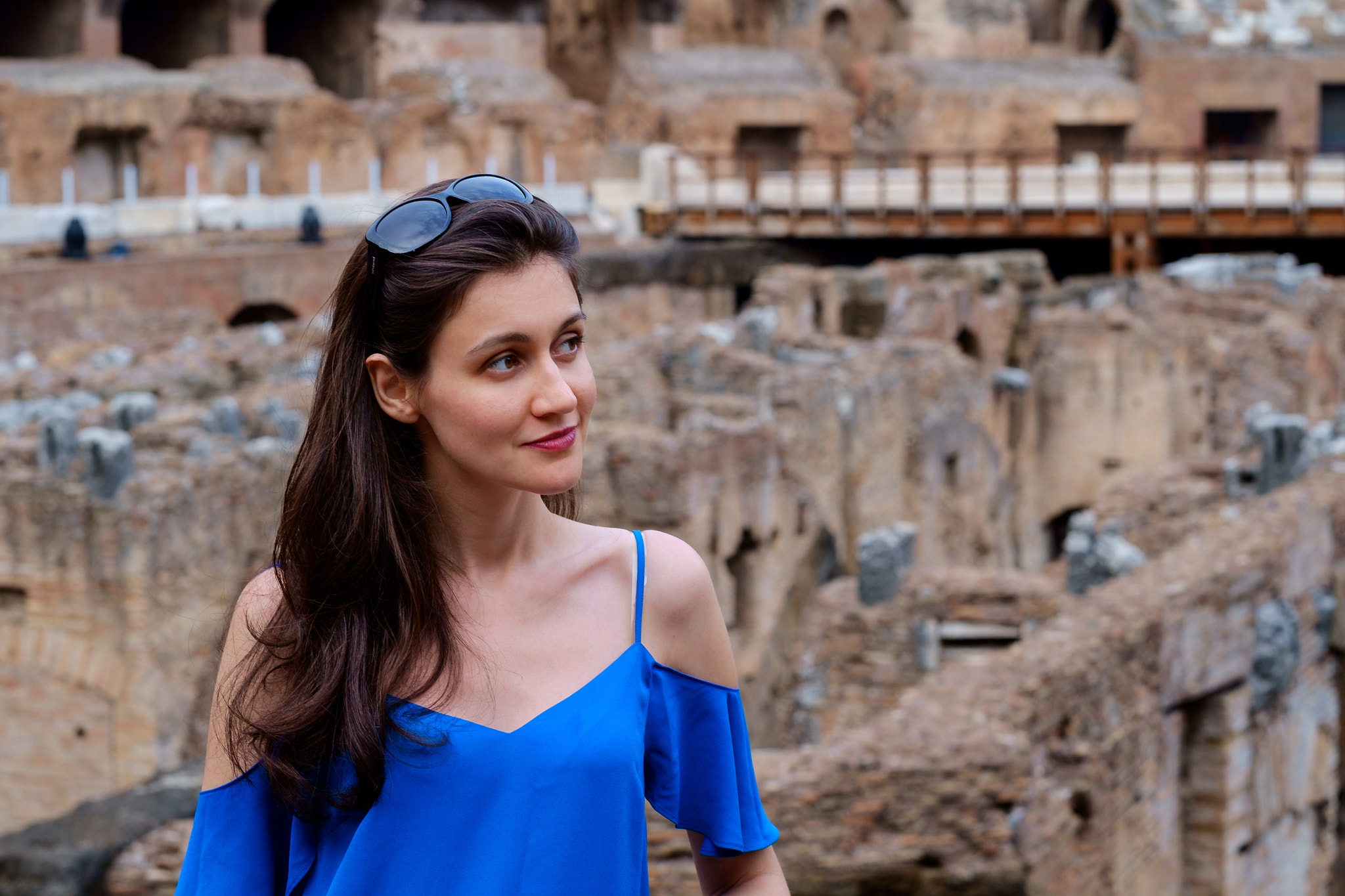 Fujifilm X-E1 + Fujifilm XF 56mm F1.2 R sample photo. Girl near colosseum photography