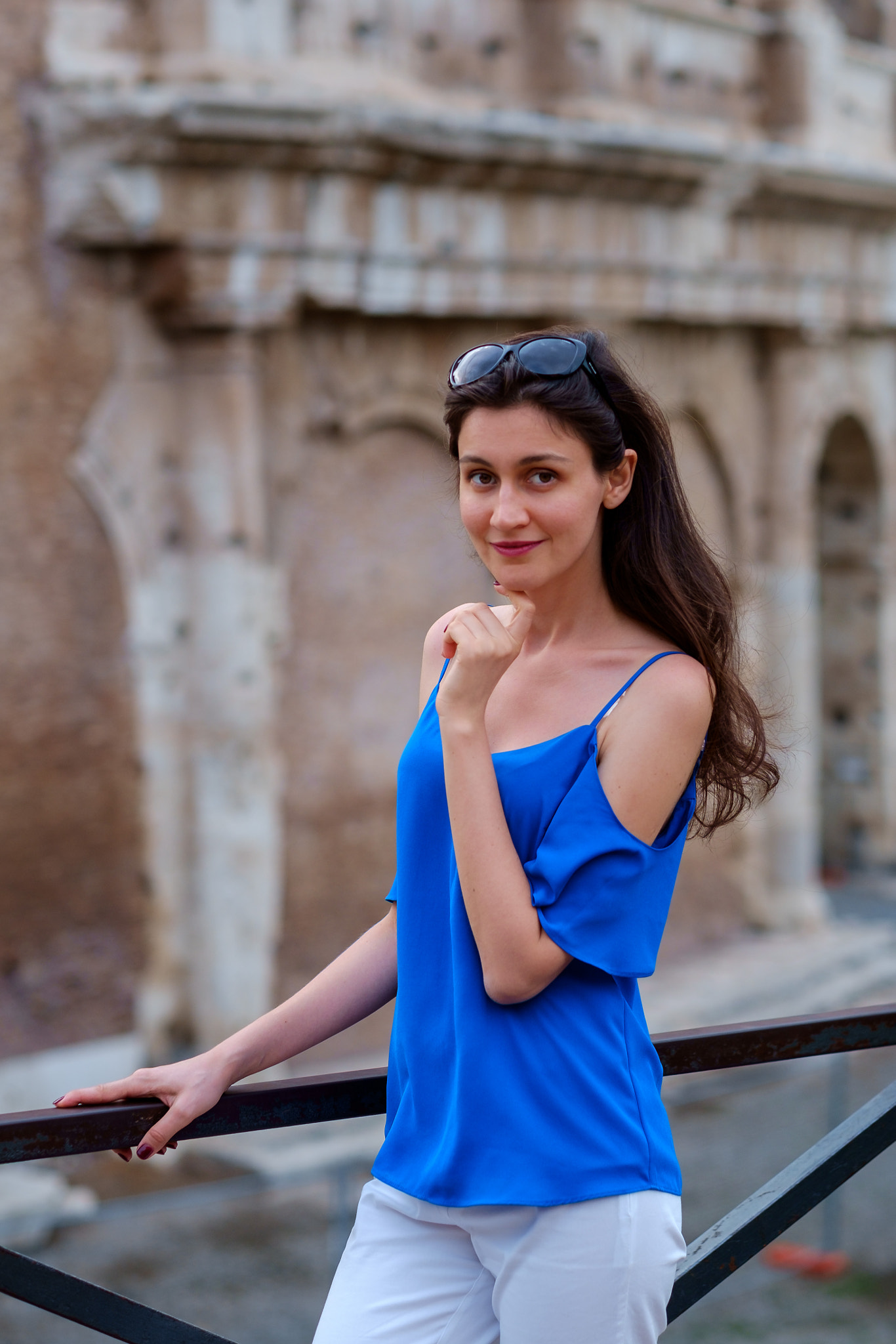 Fujifilm X-E1 + Fujifilm XF 56mm F1.2 R sample photo. Girl near colosseum photography