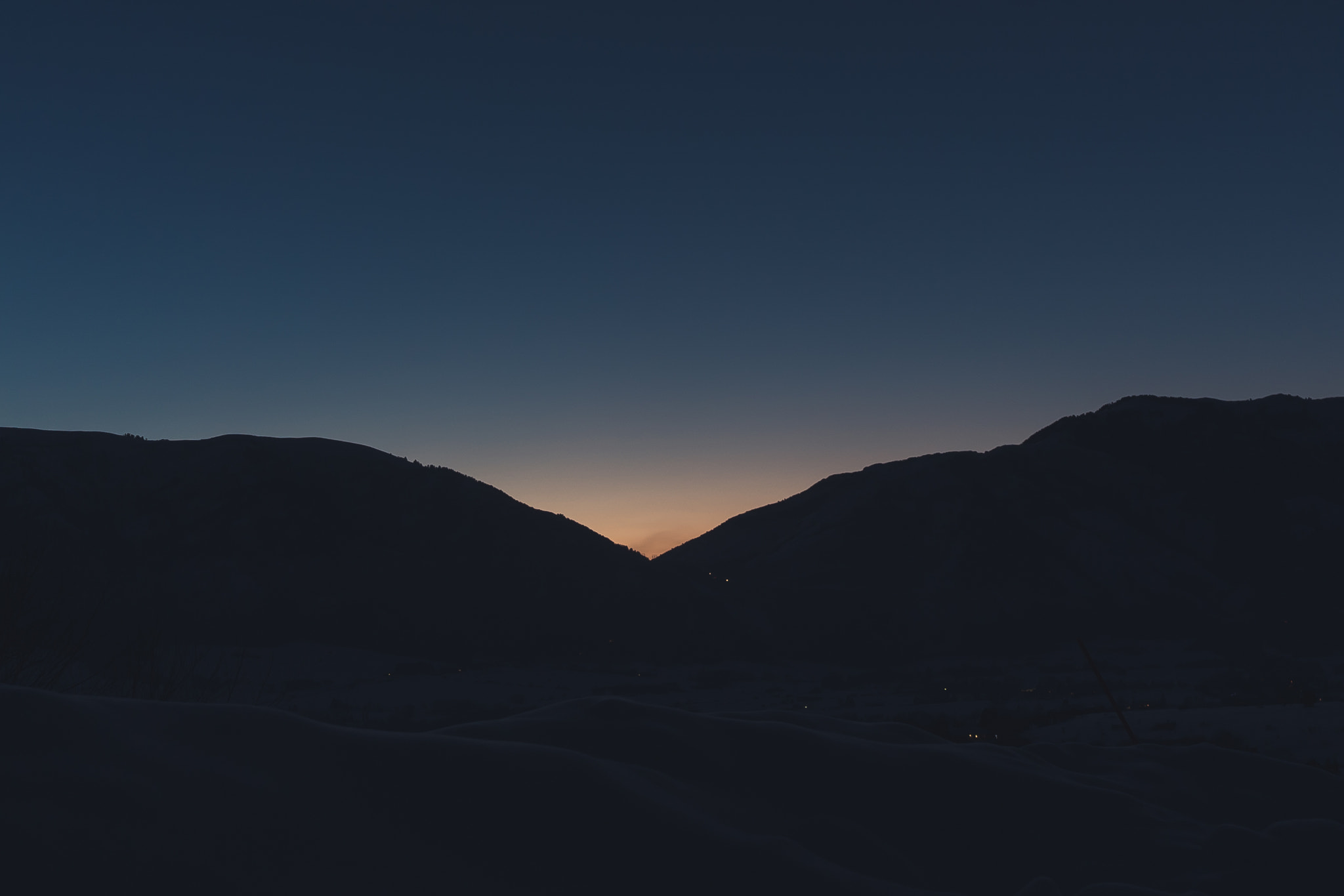 Sony a7S II + Sony Sonnar T* FE 35mm F2.8 ZA sample photo. Mountain profile at dusk photography