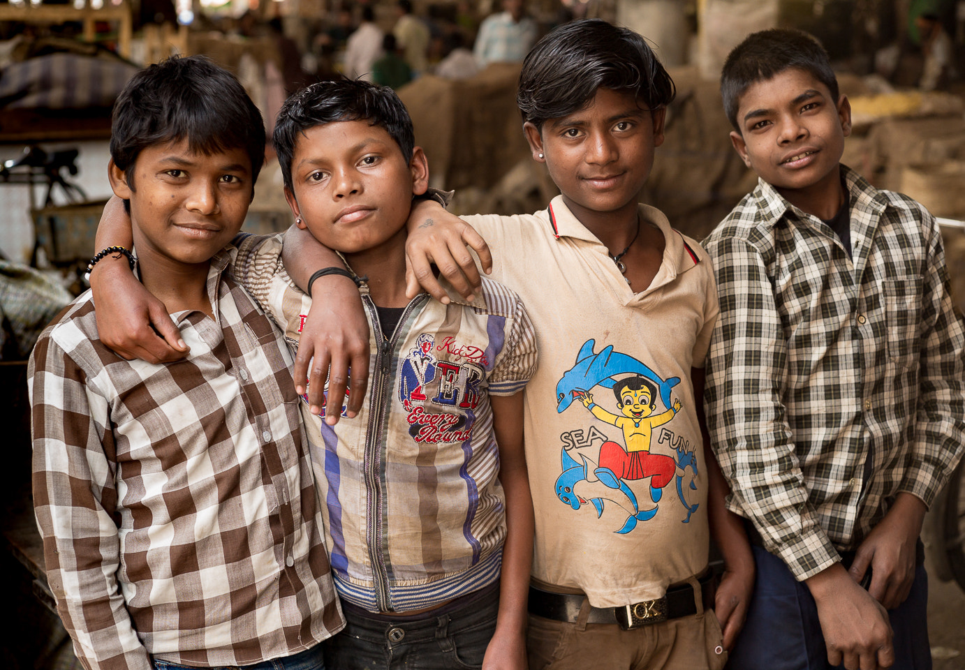 Summicron-M 1:2/50 sample photo. Boys at the market photography