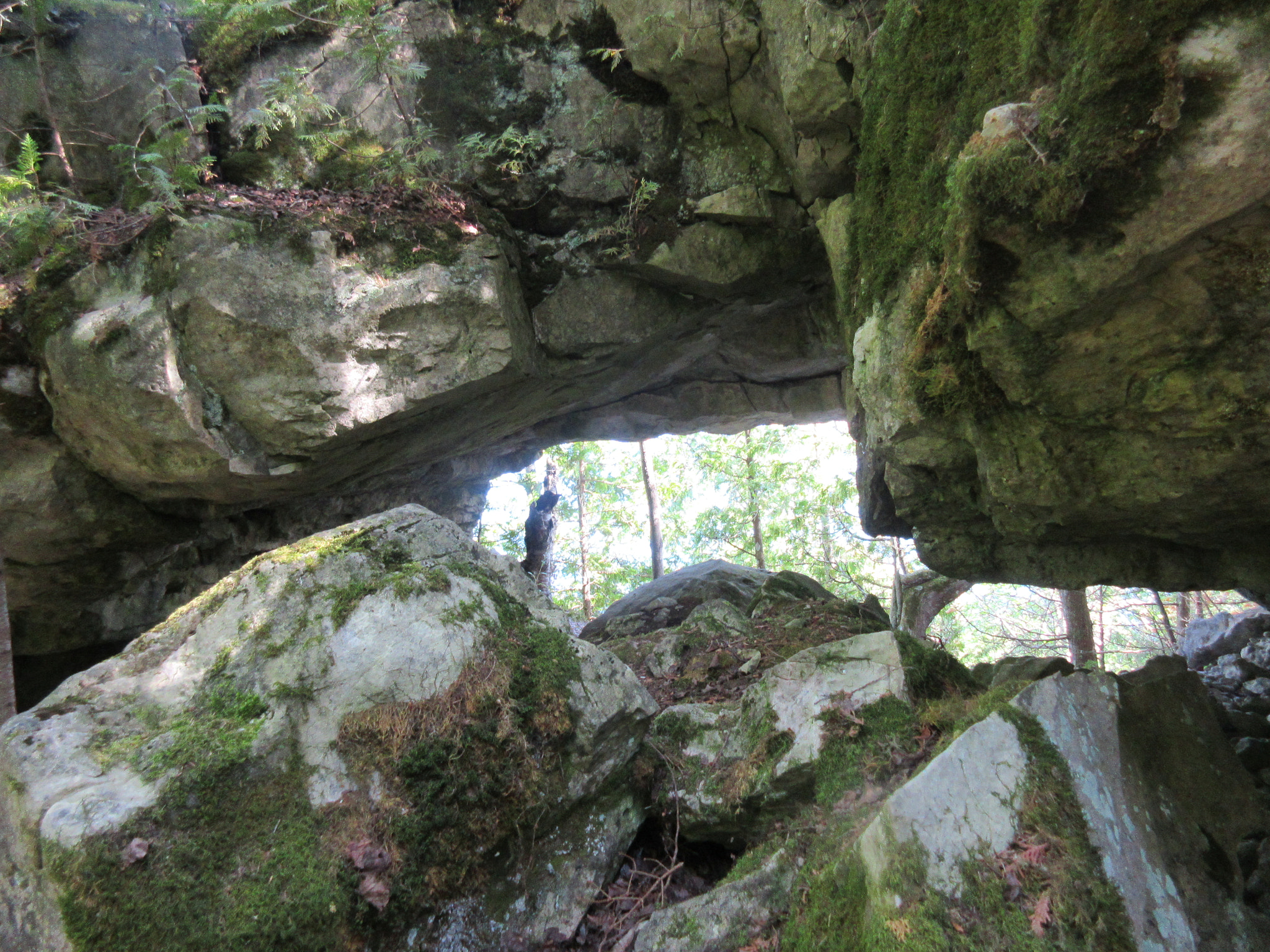 Canon PowerShot ELPH 340 HS (IXUS 265 HS / IXY 630) sample photo. Thru the rocks. photography