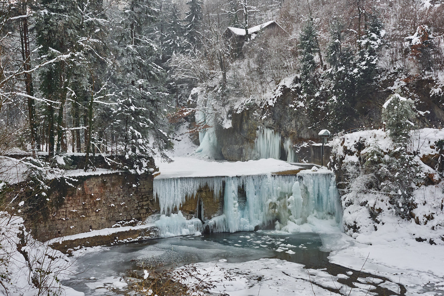 Olympus OM-D E-M1 + Olympus M.ZUIKO DIGITAL ED 12-40mm 1:2.8 sample photo. Frozen waterfall photography