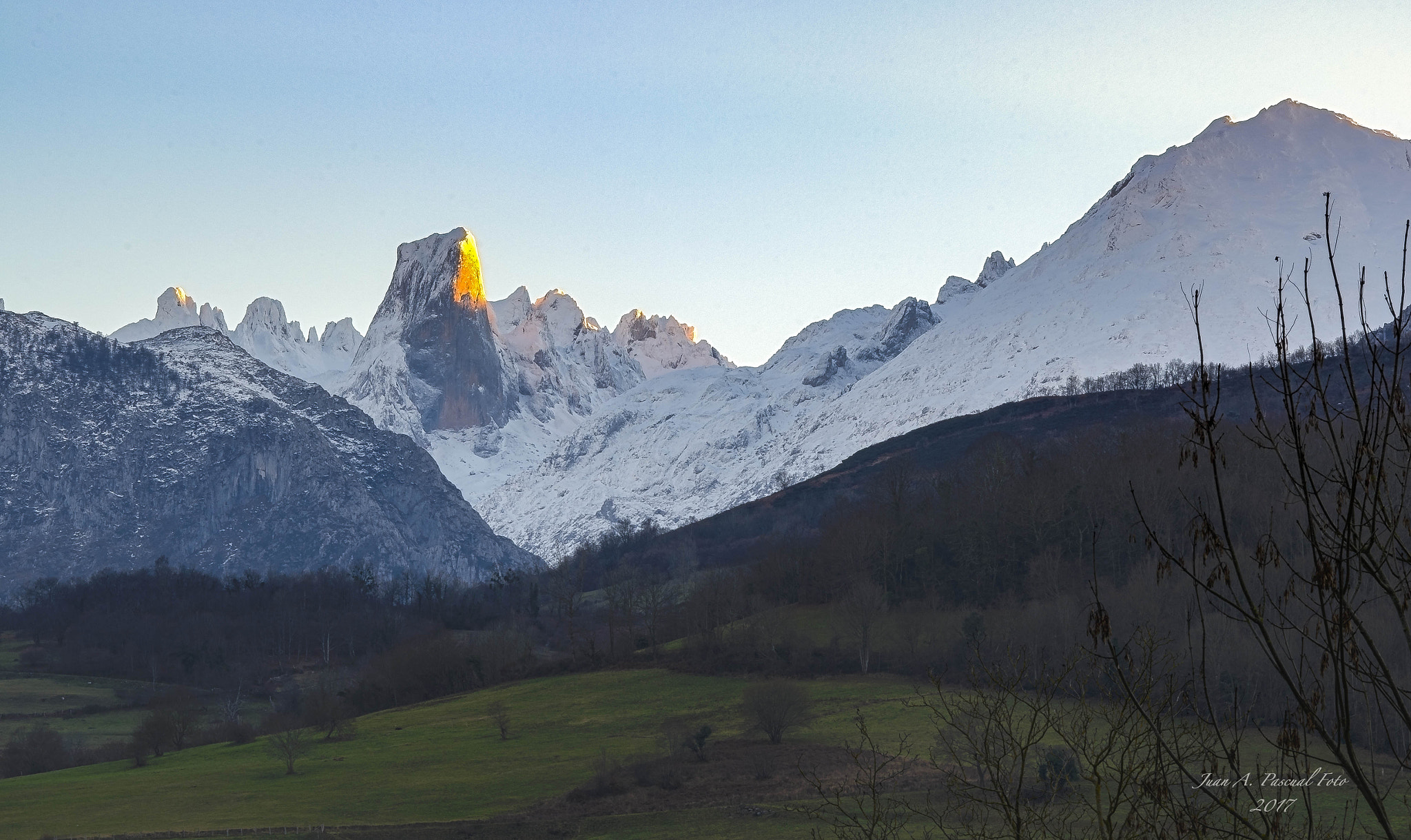Sigma 70-200mm F2.8 EX DG Macro HSM II sample photo. Picu urriellu (asturias) photography