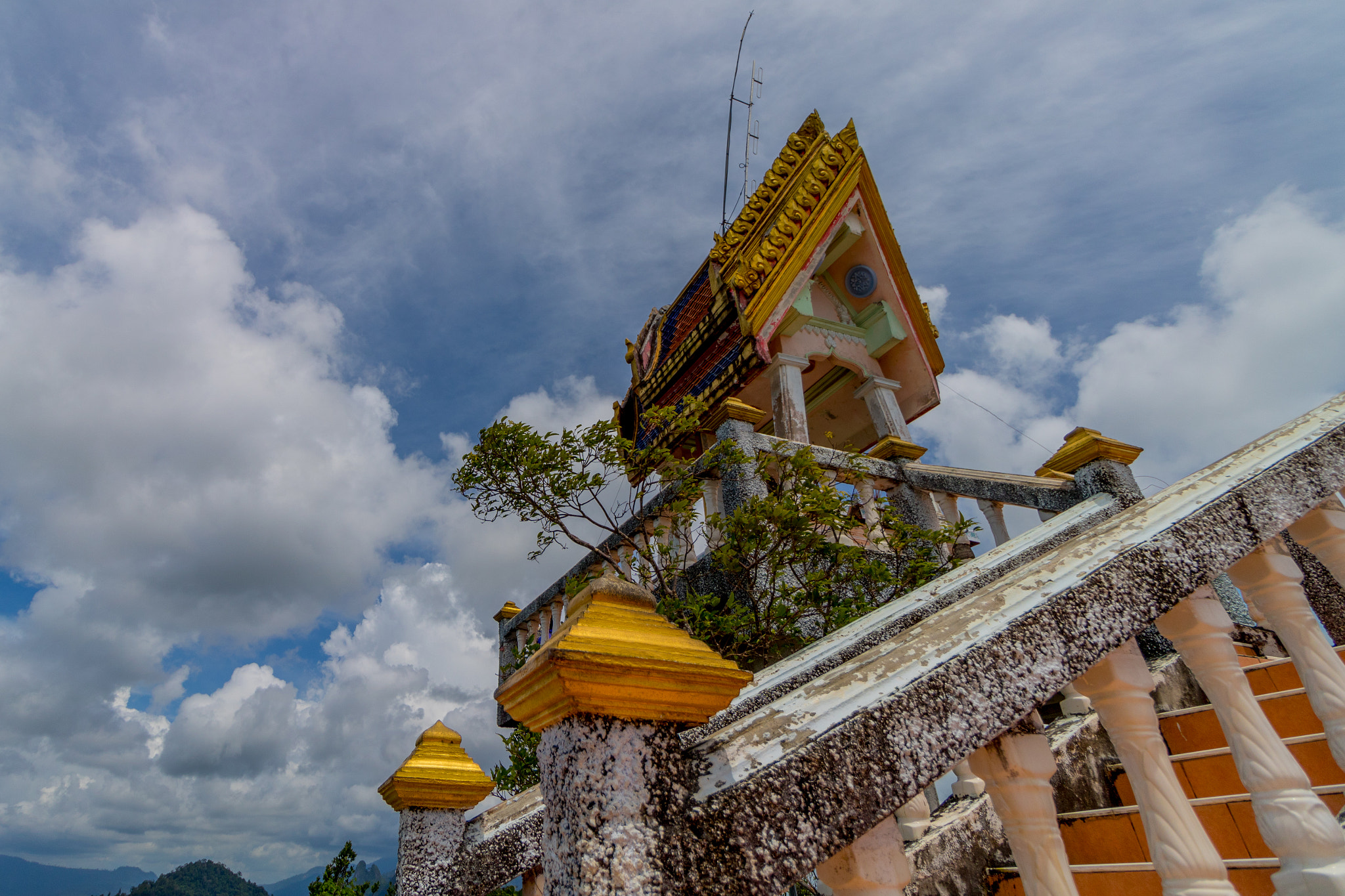 Canon EOS 750D (EOS Rebel T6i / EOS Kiss X8i) sample photo. The temple on top photography