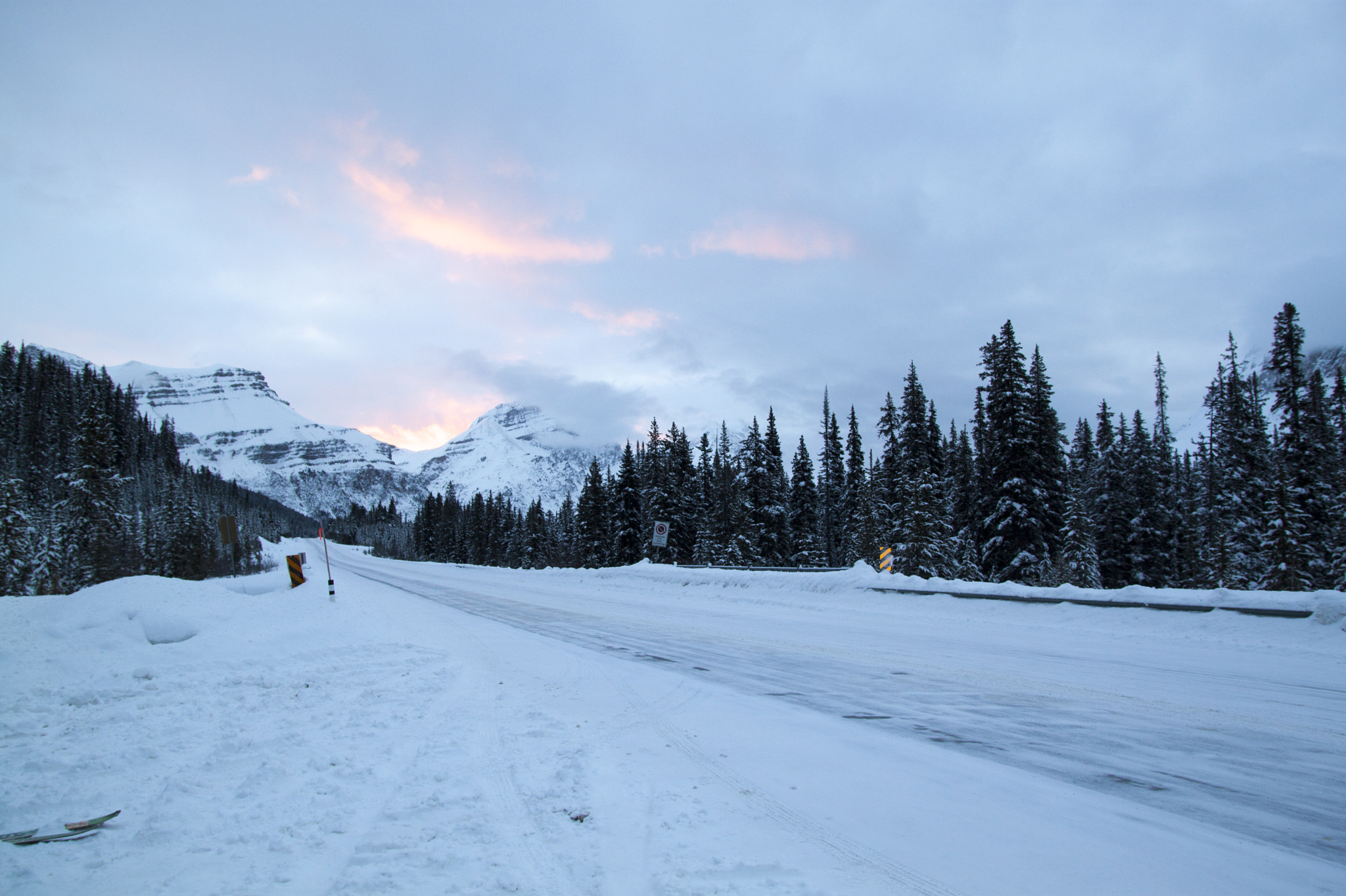Canon EOS 500D (EOS Rebel T1i / EOS Kiss X3) + Sigma 17-70mm F2.8-4 DC Macro OS HSM | C sample photo. Sunrise @ icefields parkway photography