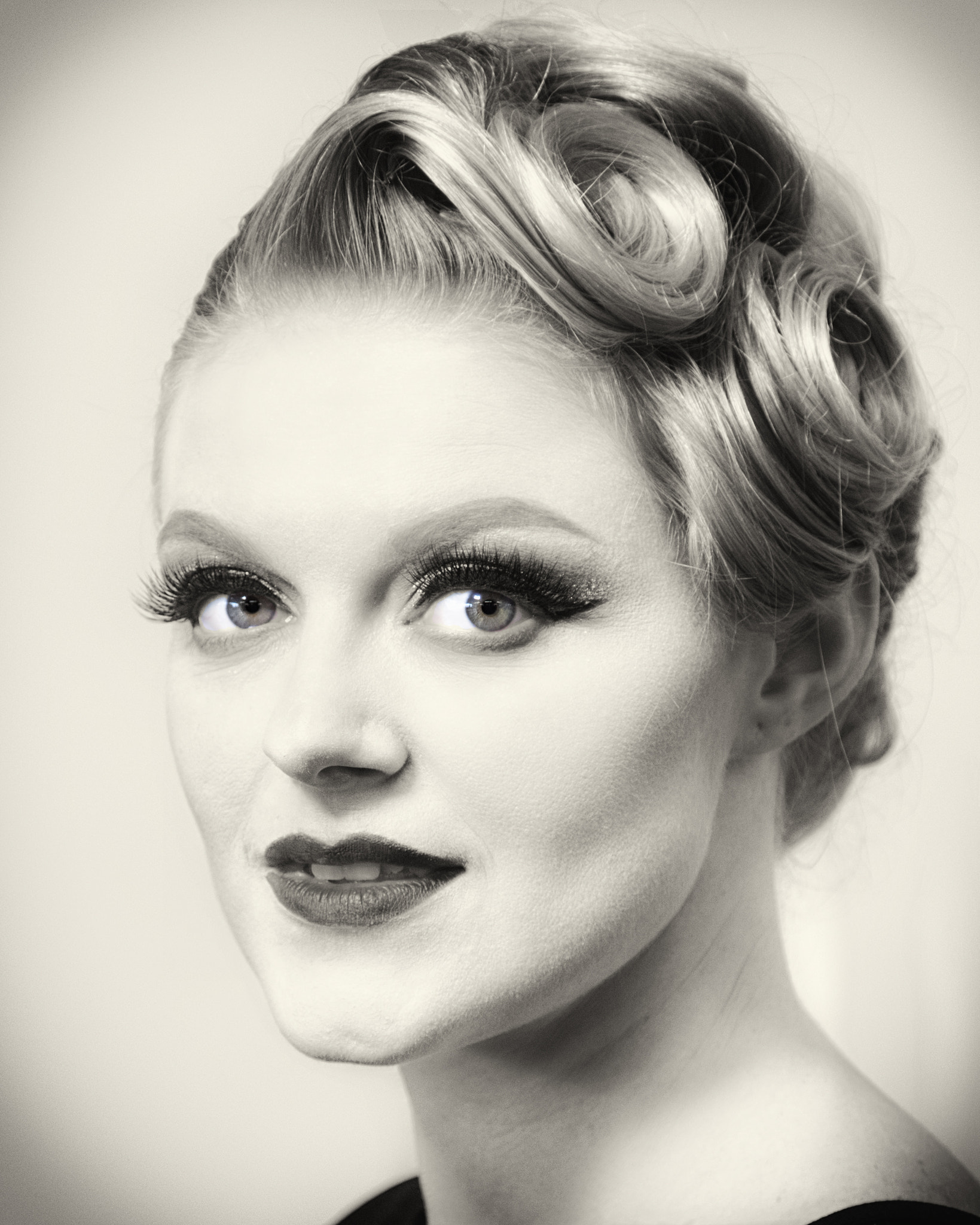 Canon EOS-1D X Mark II sample photo. Color in eyes and light sepia. photography