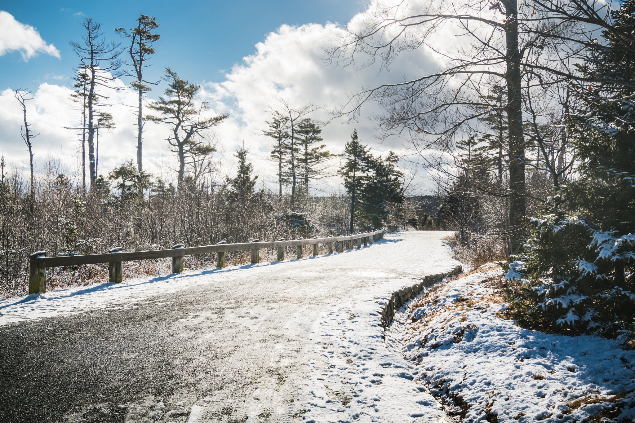 Nikon D5200 + Nikon AF-S Nikkor 24-85mm F3.5-4.5G ED VR sample photo. Snowy road on a beautiful day photography