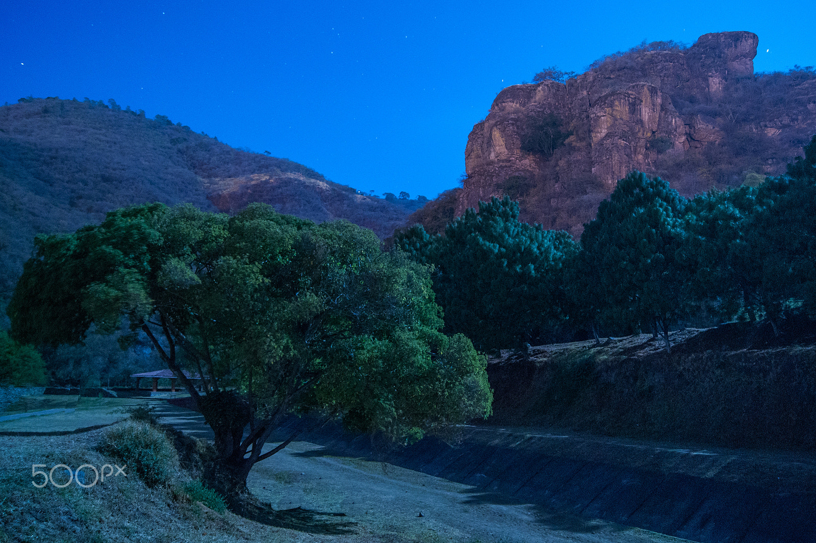 Sony Alpha DSLR-A380 + Sony DT 18-55mm F3.5-5.6 SAM sample photo. Las peñas park at night photography