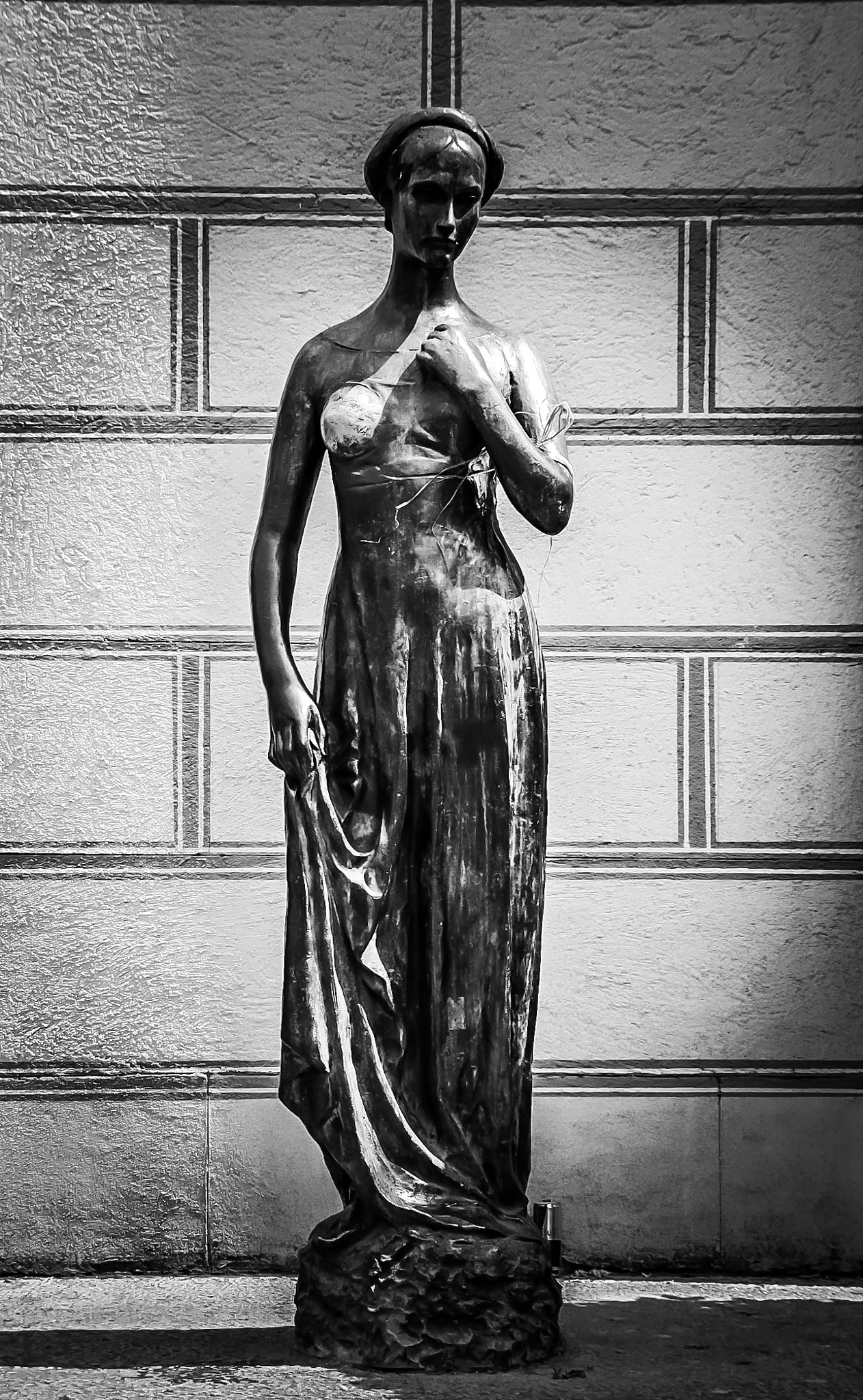 Sigma 18-200mm f/3.5-6.3 DC OS sample photo. Juliet statue photography