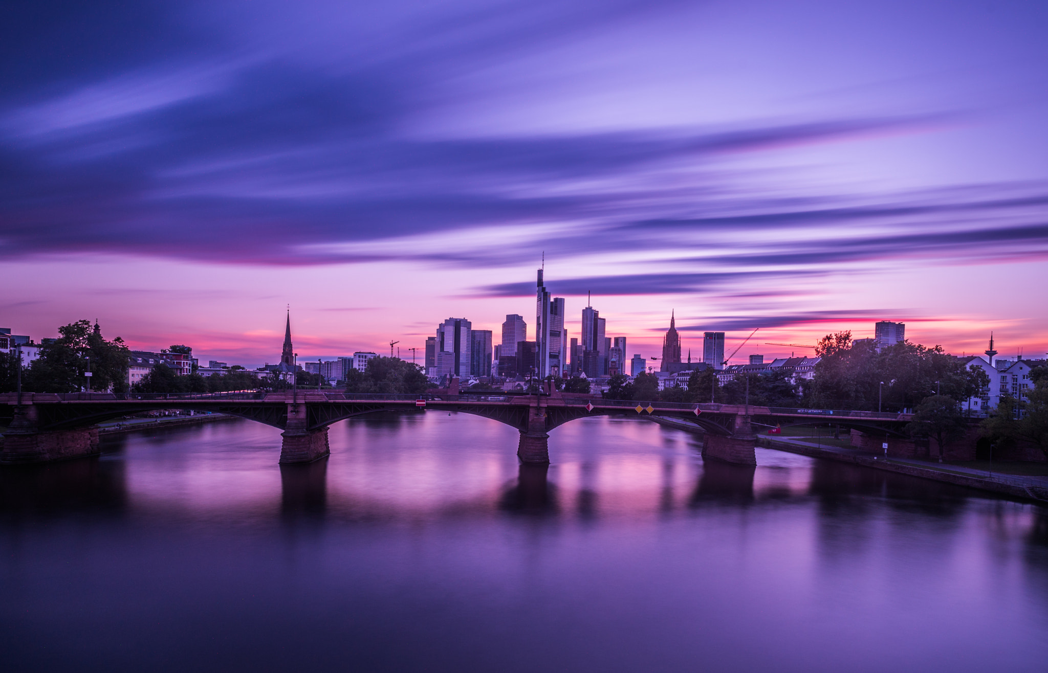 Nikon D750 + Nikon AF-S Nikkor 24mm F1.4G ED sample photo. Im zickzack kurs / streifenwolken in pink lila skyline photography