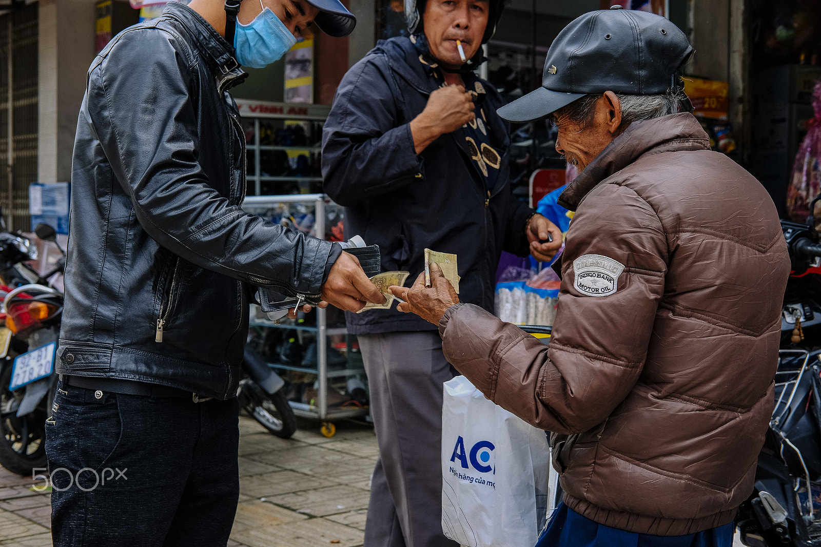 Fujifilm X-E2 + Fujifilm XF 35mm F2 R WR sample photo. From benignity to money photography