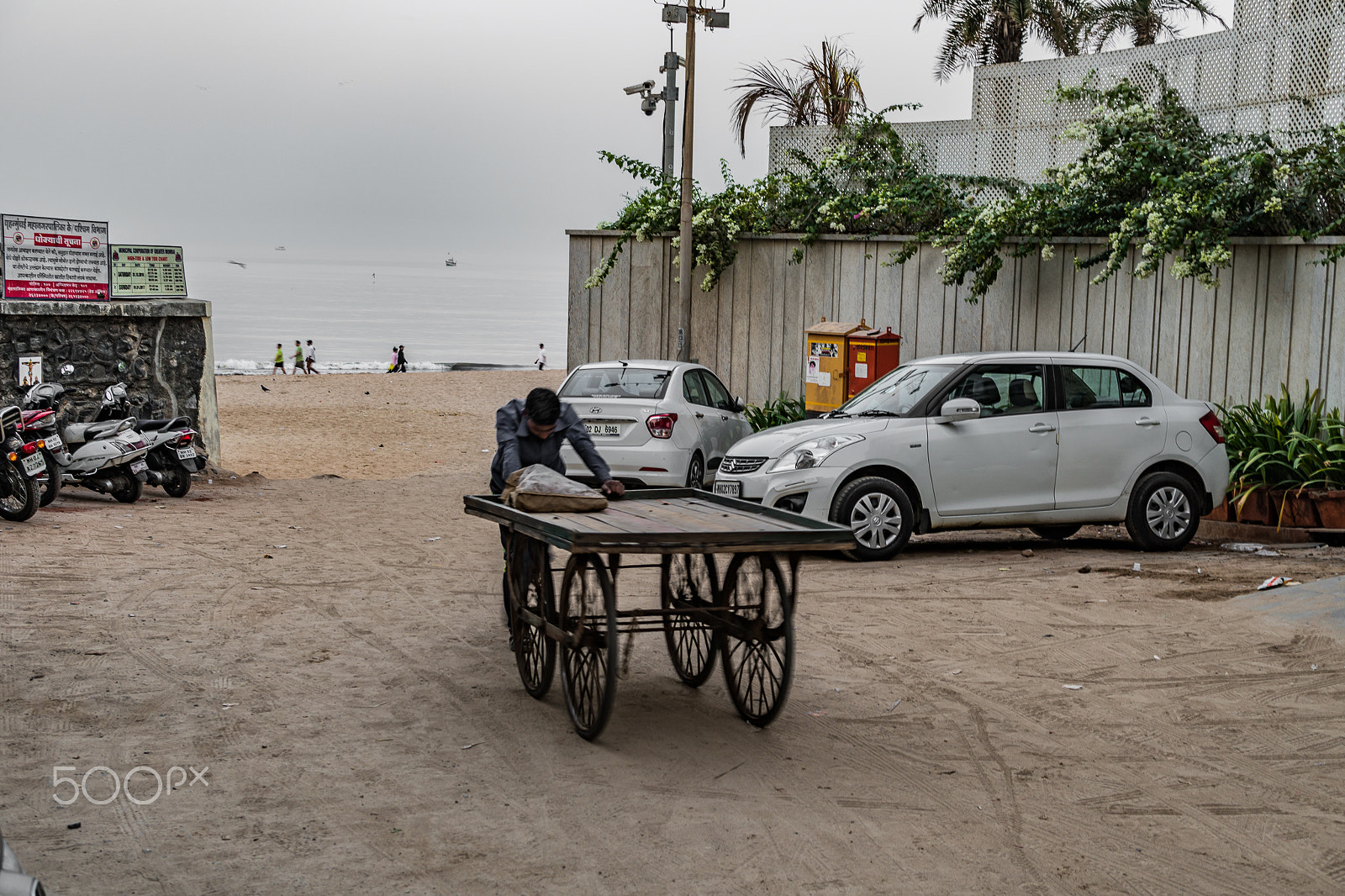 Sony a6500 + Sigma 30mm F2.8 EX DN sample photo. Pushing an empty cart photography