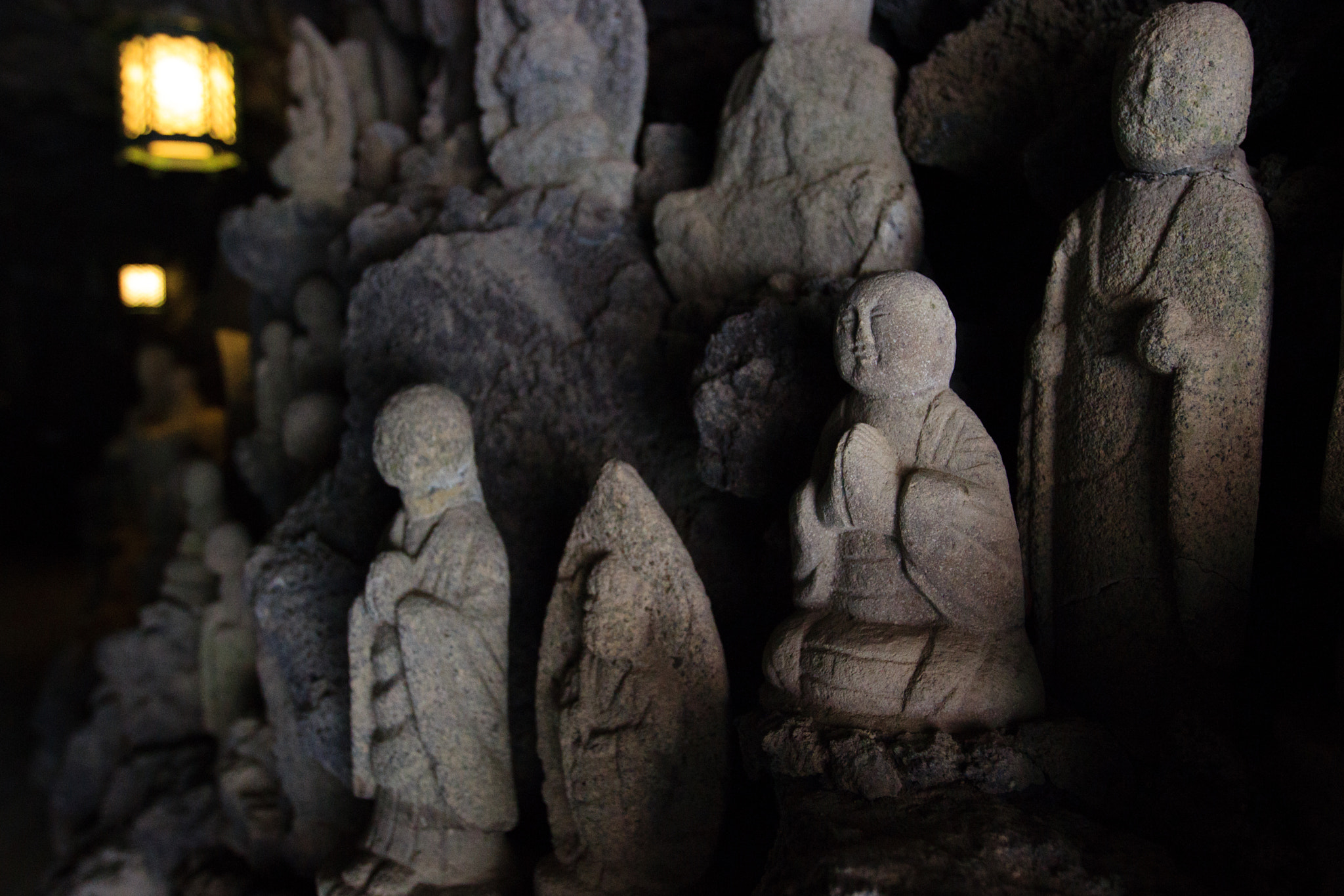 Canon EF 16-35mm F2.8L II USM sample photo. Prier dans les ombres photography