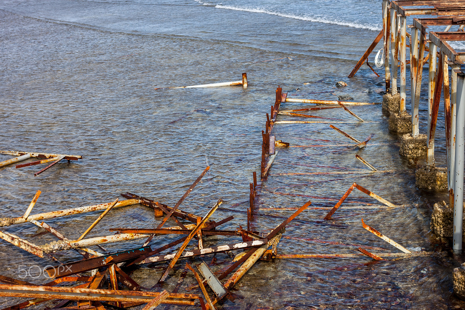 Canon EOS 500D (EOS Rebel T1i / EOS Kiss X3) + Canon EF 40mm F2.8 STM sample photo. Old damaged pier garbage in water photography