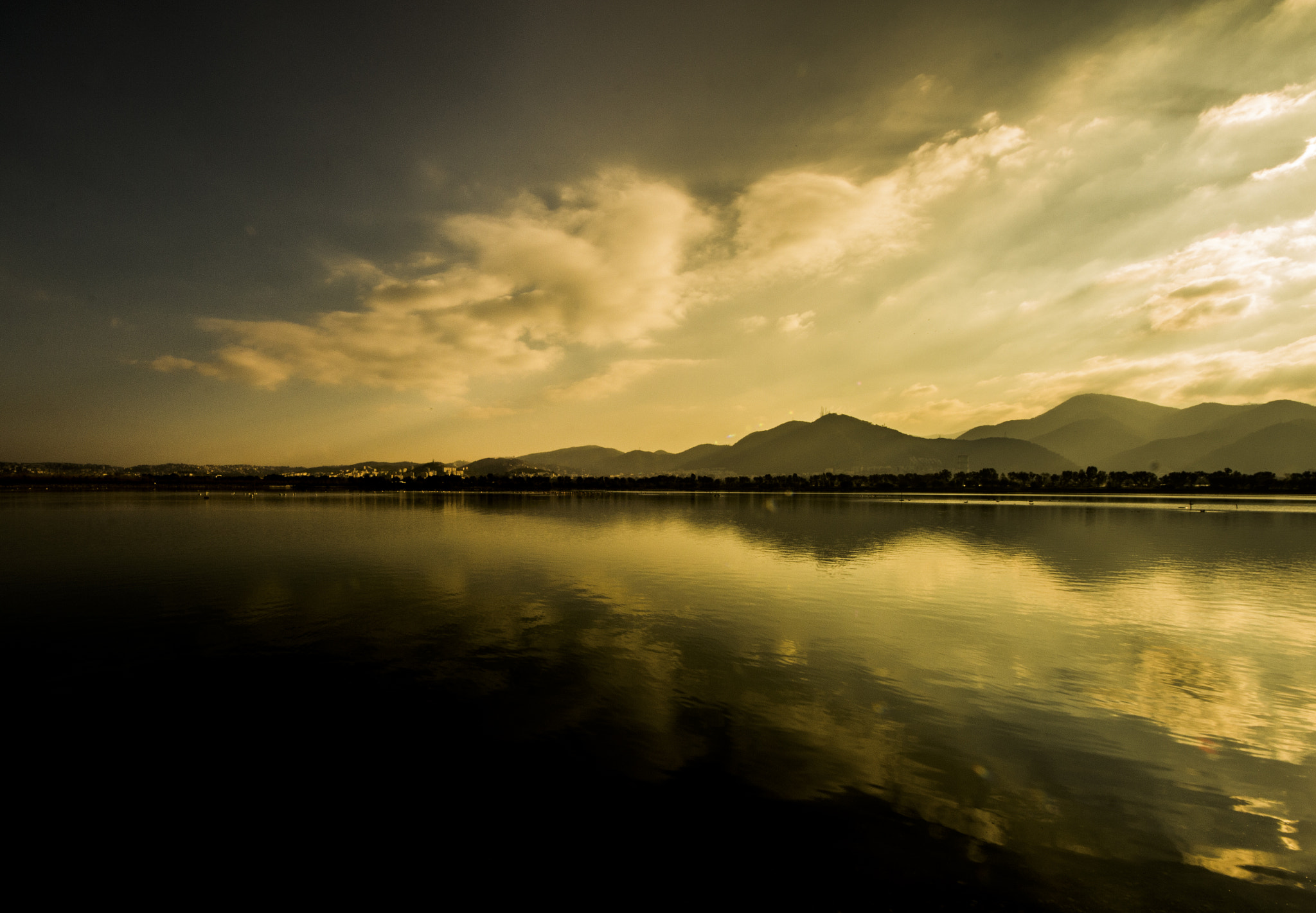 Canon EOS 700D (EOS Rebel T5i / EOS Kiss X7i) + Sigma 8-16mm F4.5-5.6 DC HSM sample photo. Mountain and sea   photography