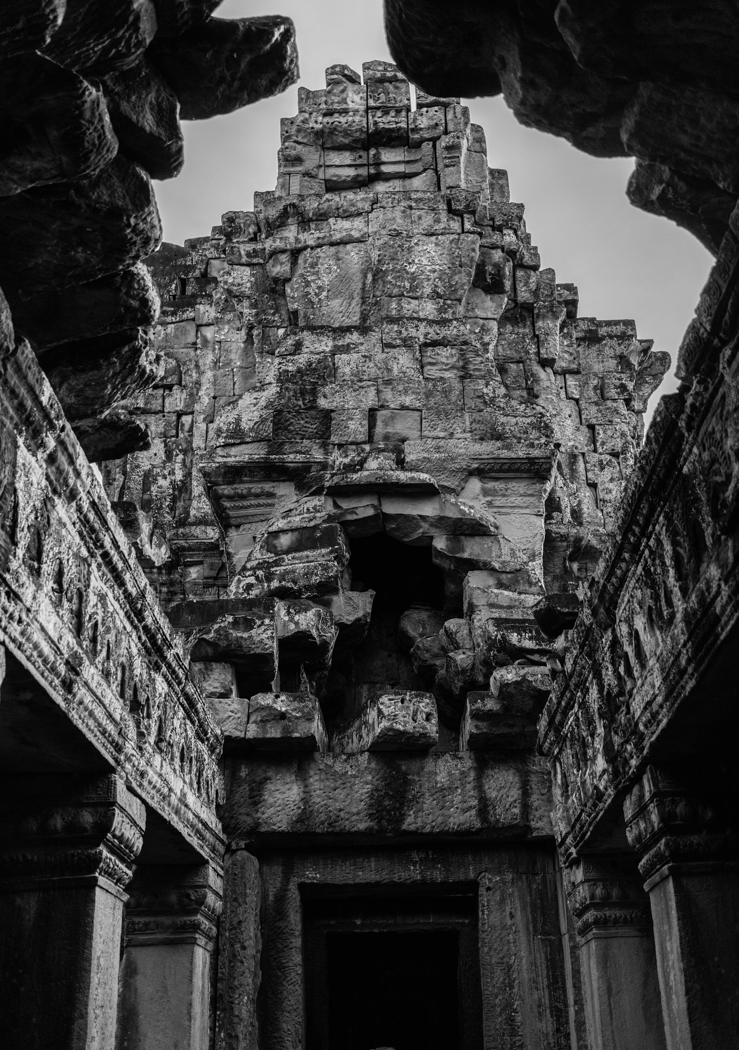 Sony a7R II + Sony Sonnar T* FE 35mm F2.8 ZA sample photo. Temple entrance photography