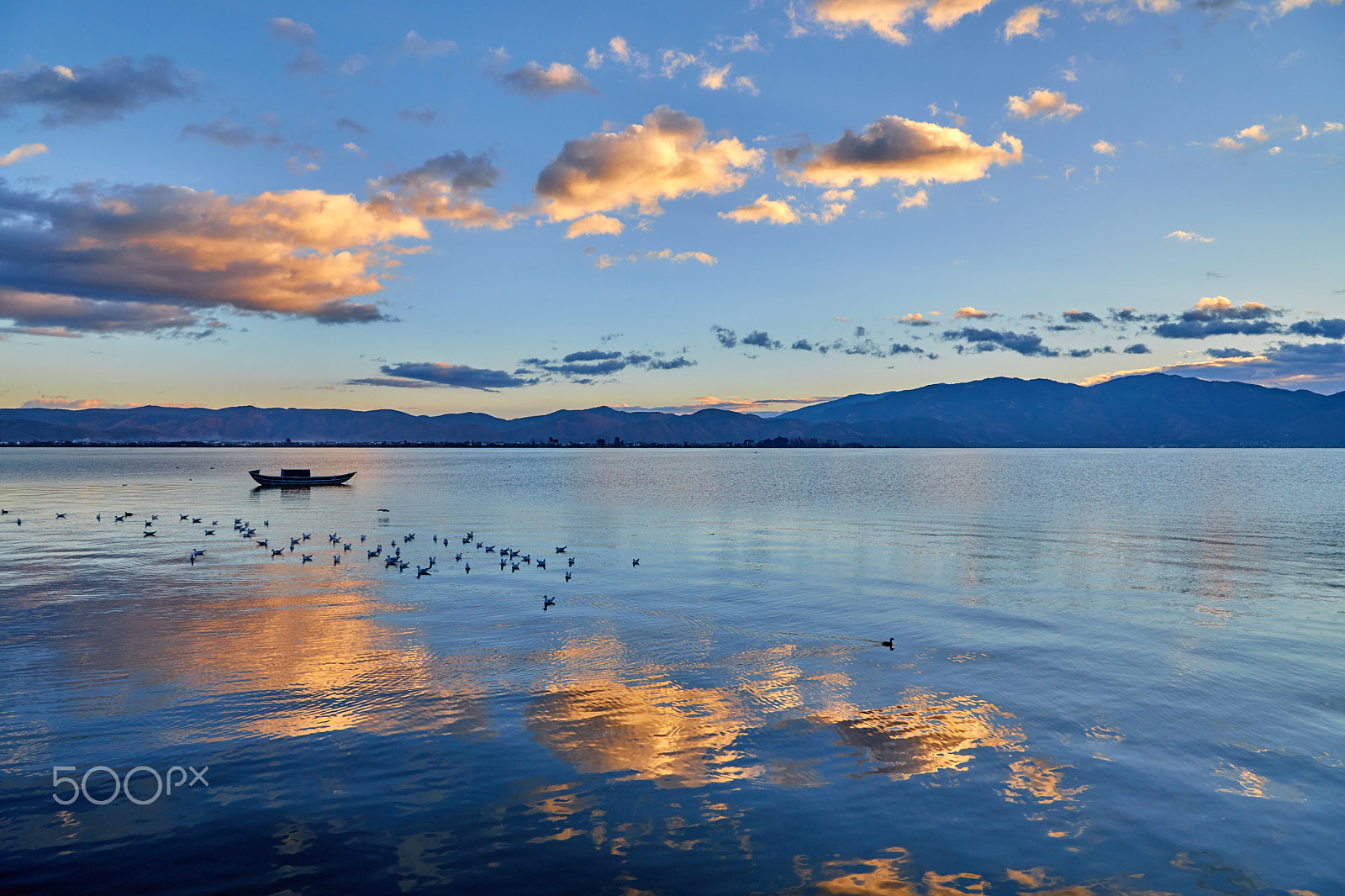 Canon EF 24-105mm F4L IS USM sample photo. Peaceful morning at the lake of erhai photography
