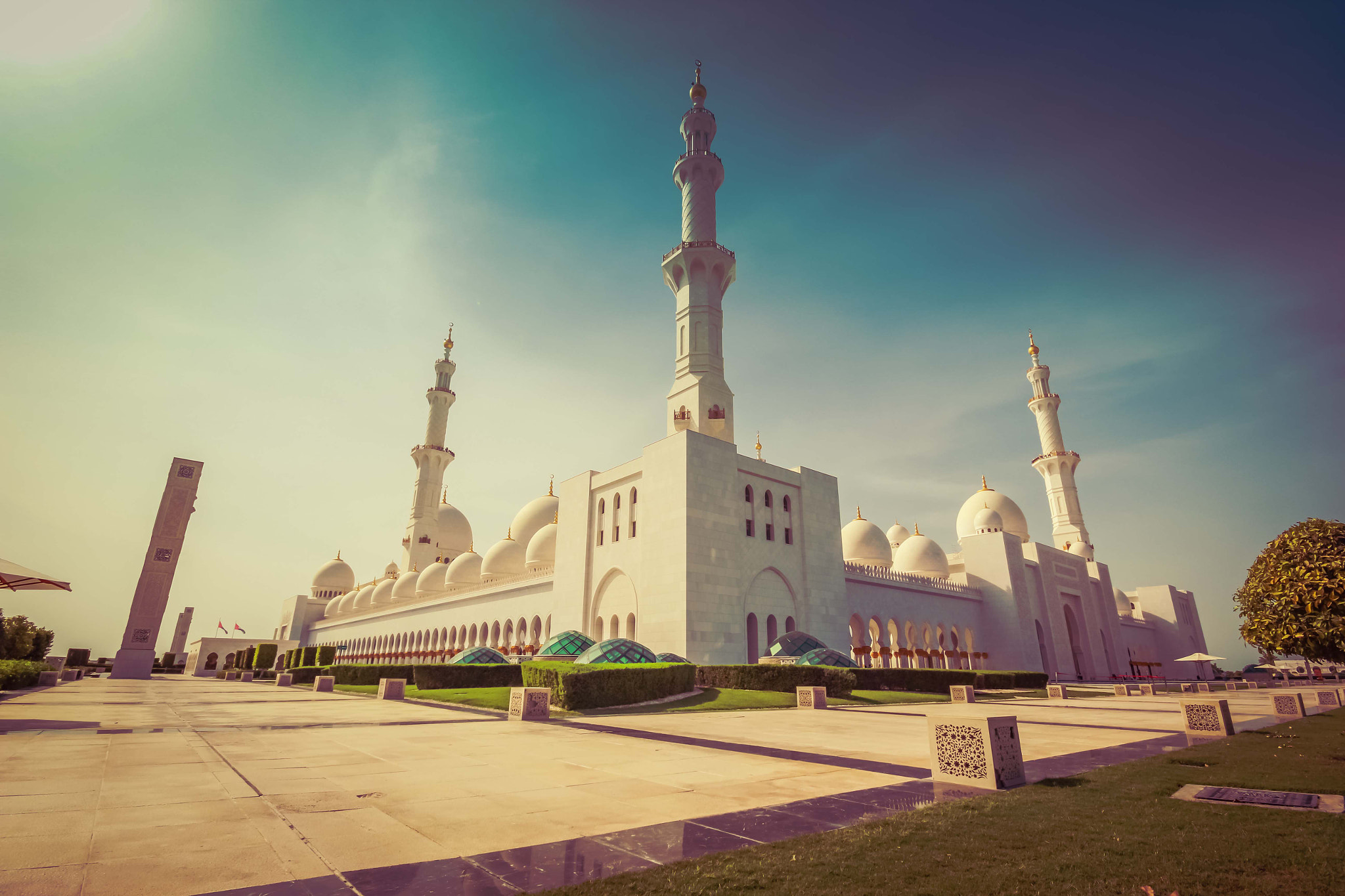 Canon EOS 550D (EOS Rebel T2i / EOS Kiss X4) + Sigma 10-20mm F4-5.6 EX DC HSM sample photo. Sheikh zayed grand mosque photography