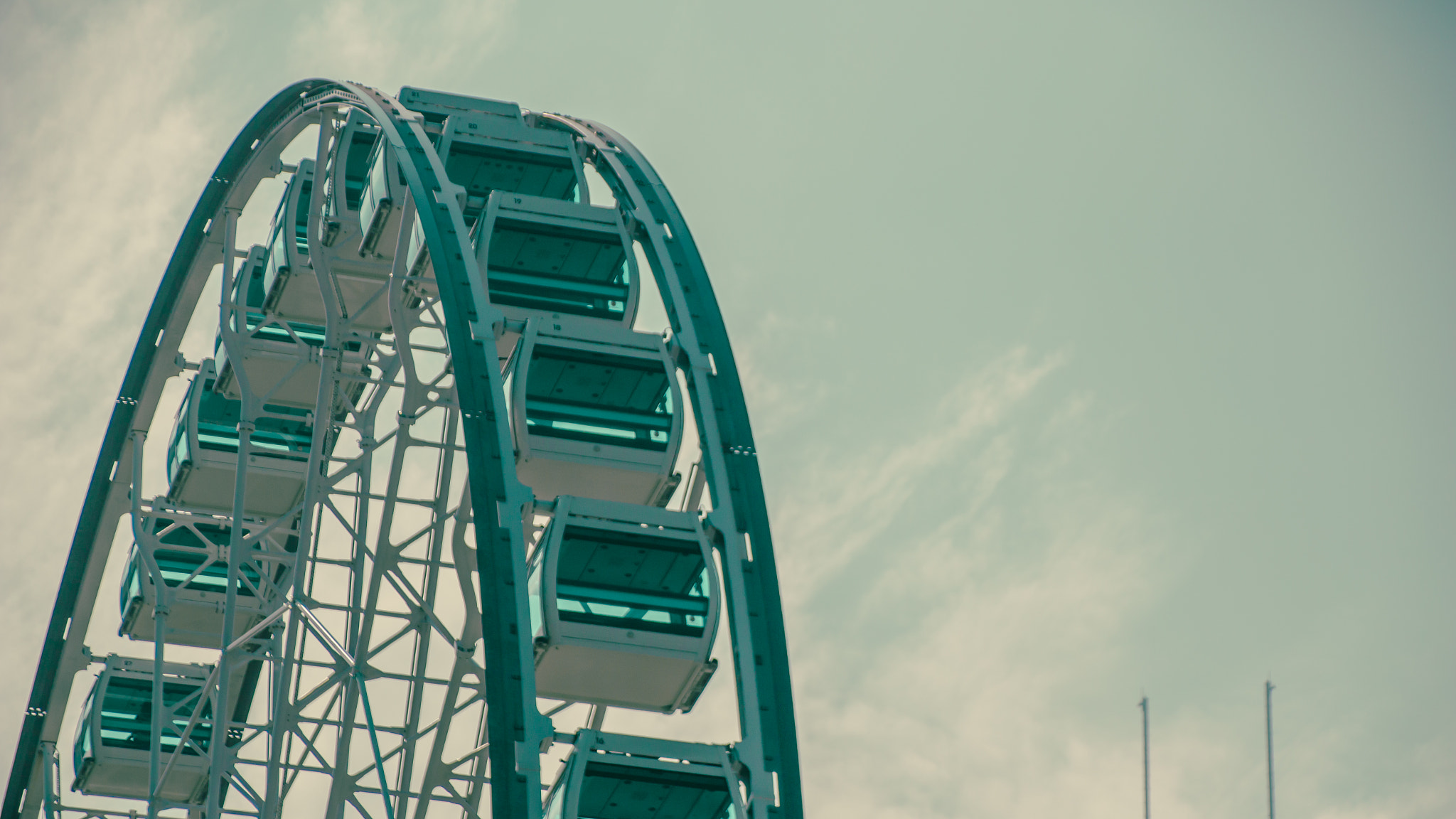 Canon EOS 100D (EOS Rebel SL1 / EOS Kiss X7) + Canon TS-E 90mm F2.8 Tilt-Shift sample photo. Ferris wheel photography
