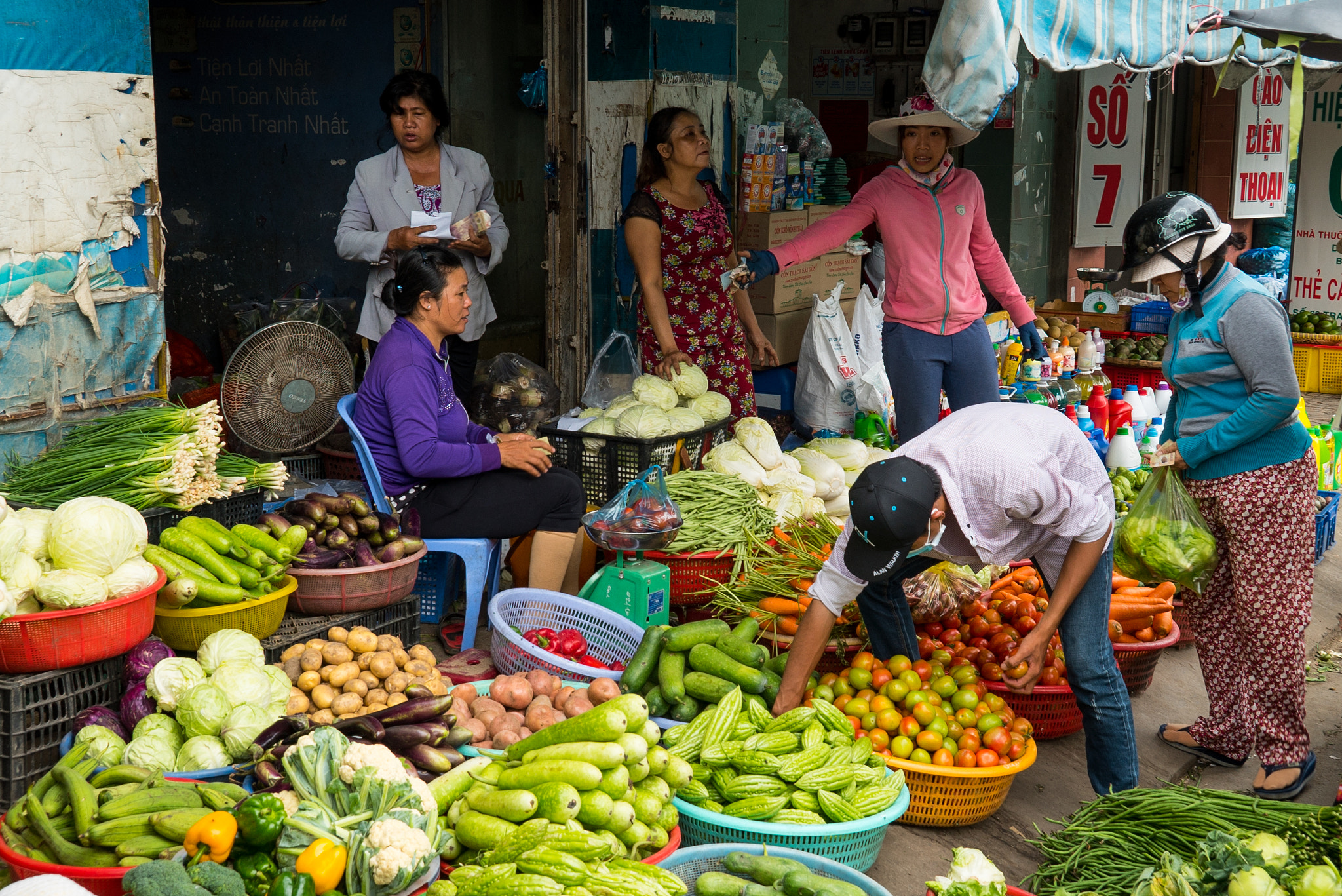 Sony E 18-200mm F3.5-6.3 OSS sample photo. Bihn tay market photography