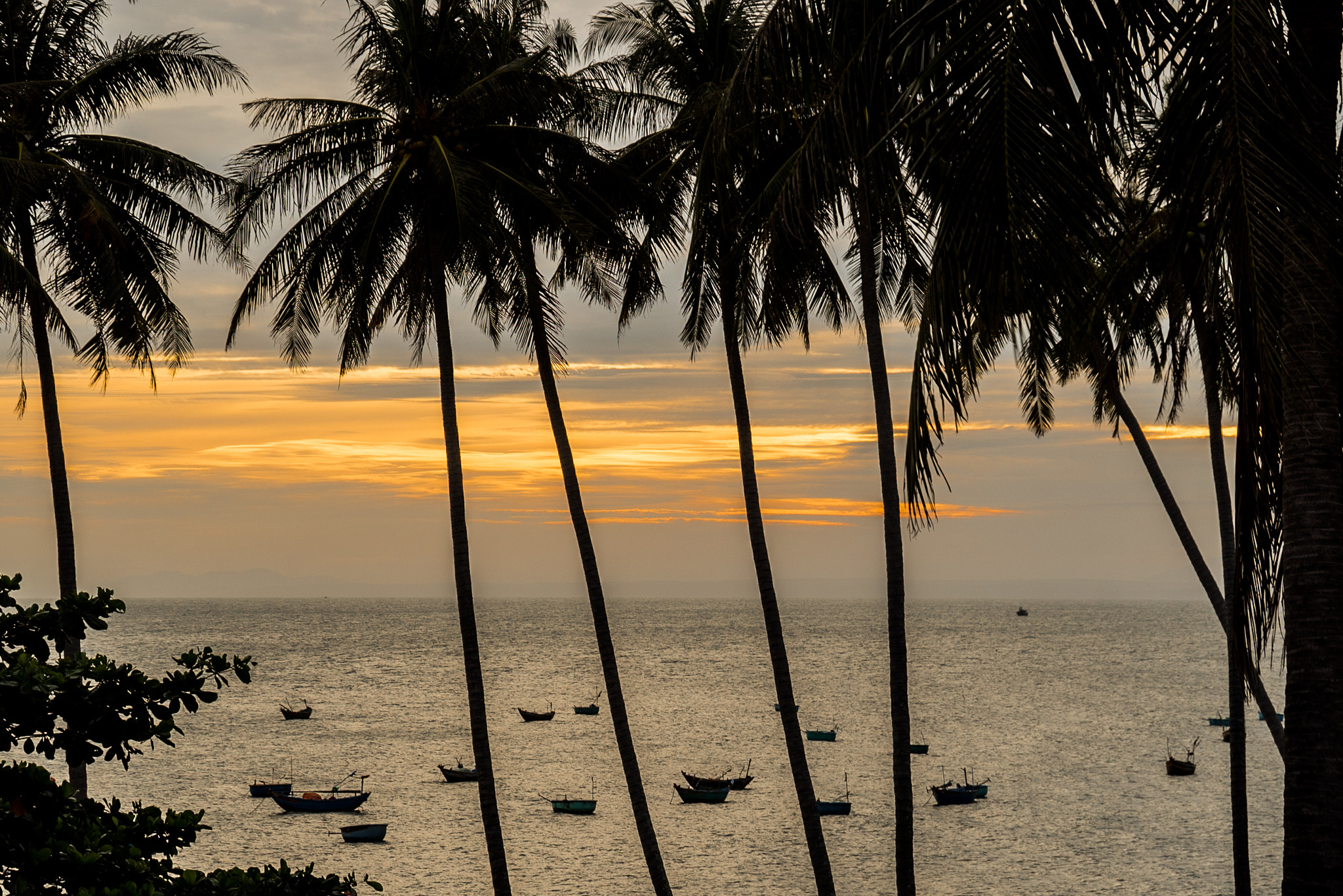 Sony E 18-200mm F3.5-6.3 OSS sample photo. Sunset in mui ne photography