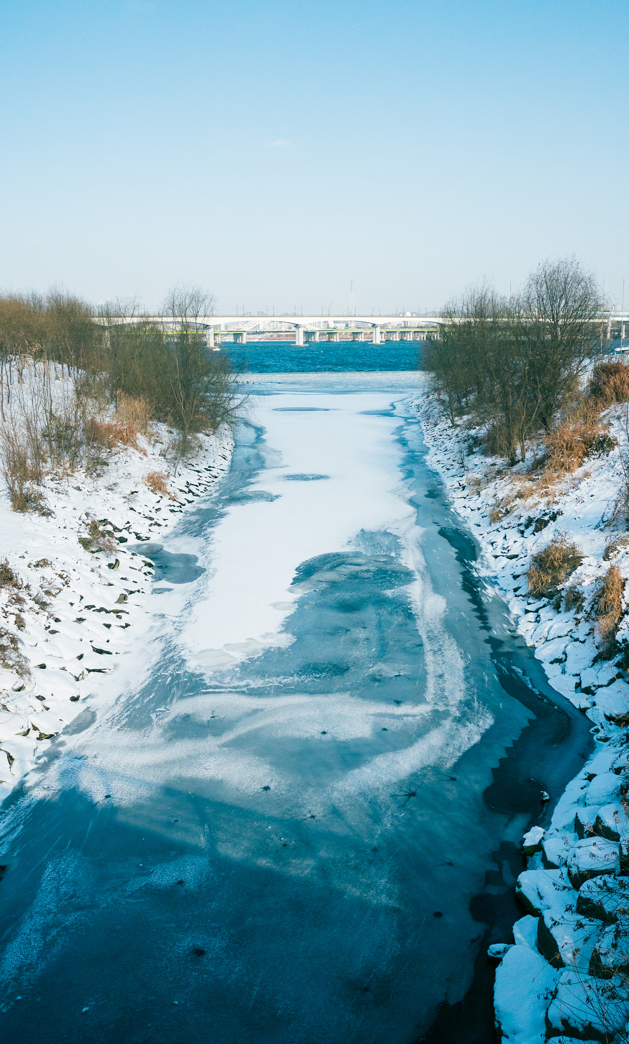 Panasonic Lumix DMC-GM1 + LEICA DG SUMMILUX 15/F1.7 sample photo. Frozen river photography