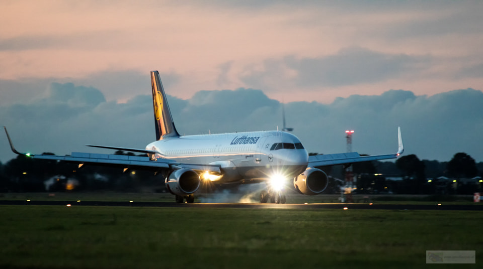 Canon EF 200mm F2.8L II USM sample photo. Touchdown photography